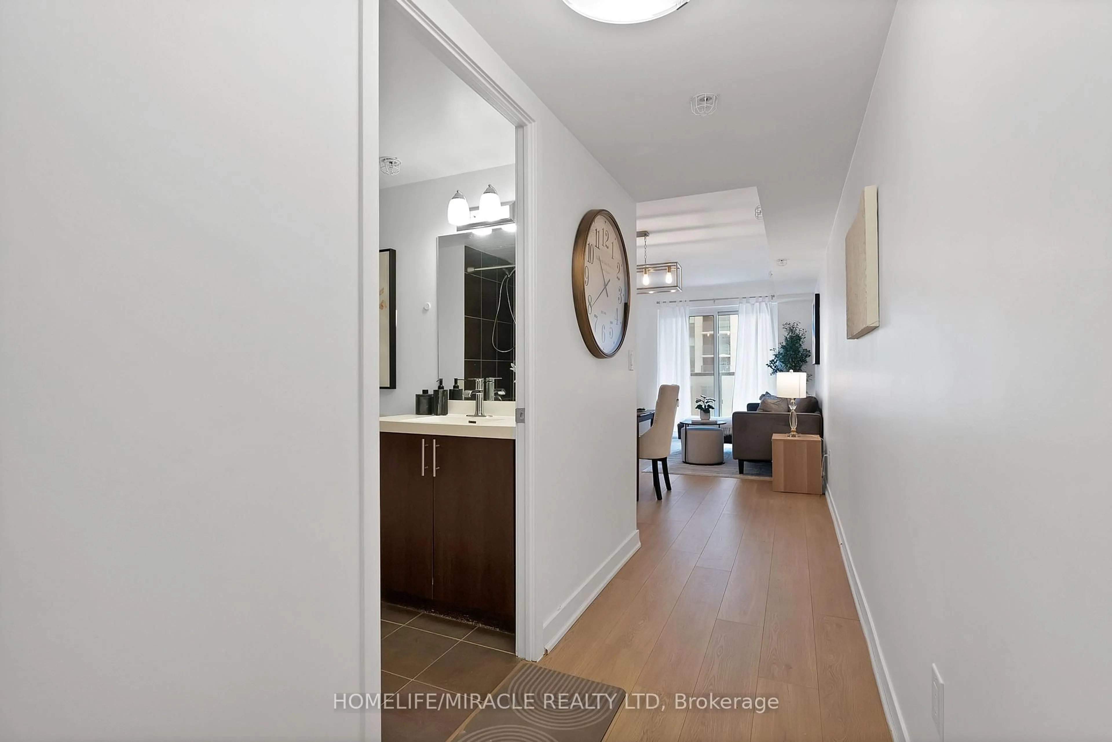 Indoor entryway for 1420 Dupont St #401, Toronto Ontario M6H 0C2