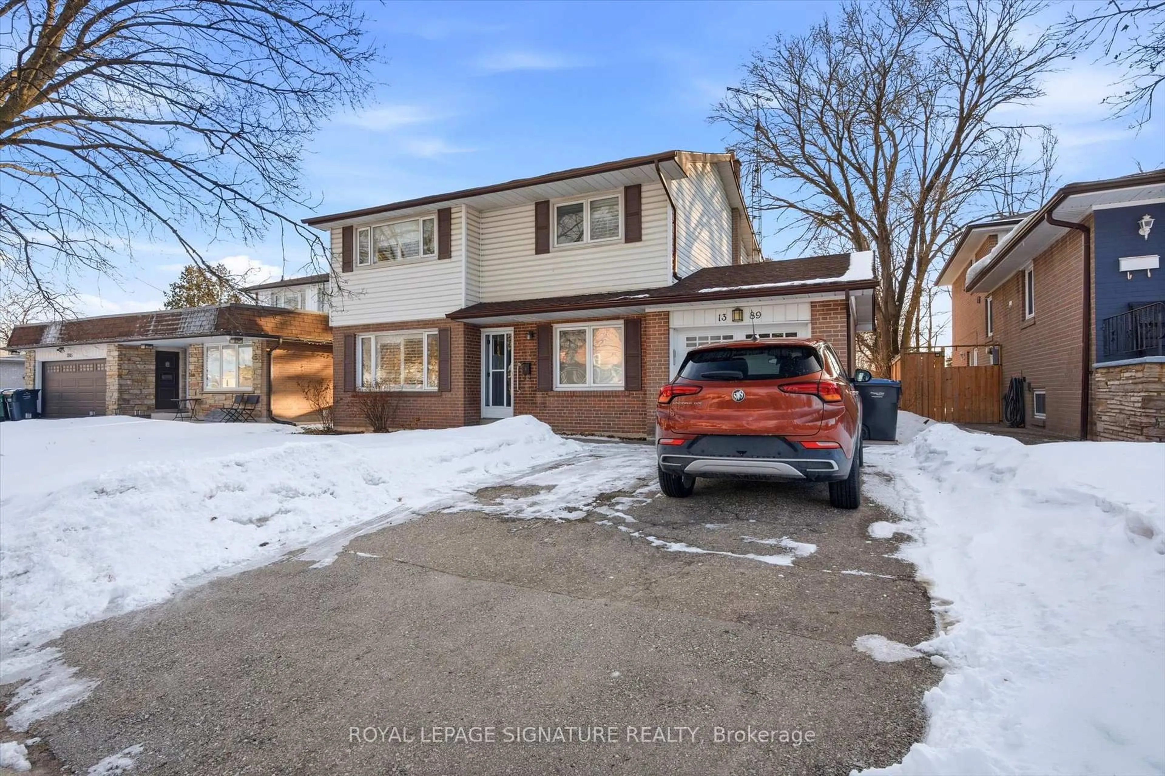 A pic from outside/outdoor area/front of a property/back of a property/a pic from drone, street for 1389 Tyneburn Cres, Mississauga Ontario L4X 1P6