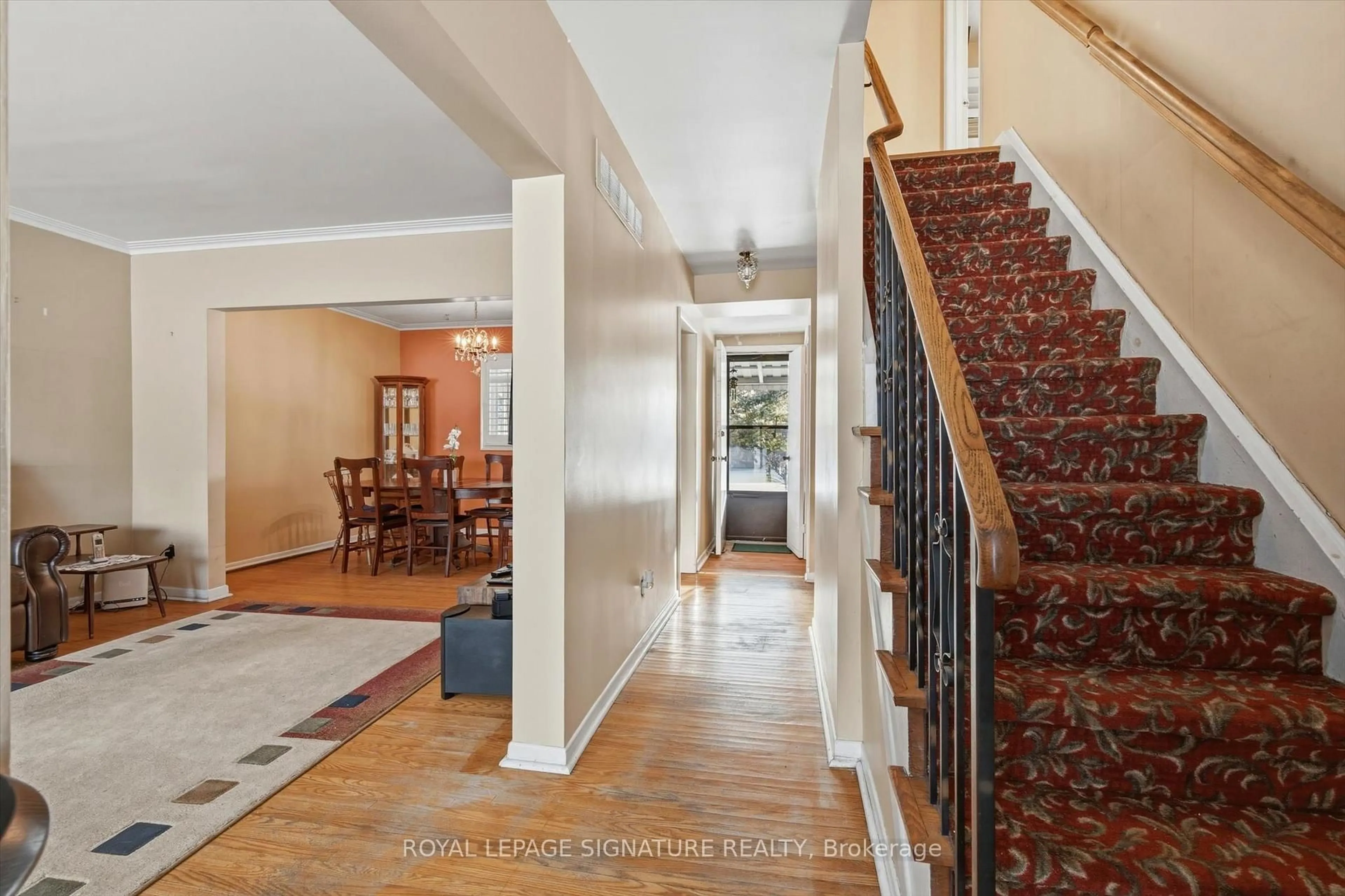 Indoor foyer for 1389 Tyneburn Cres, Mississauga Ontario L4X 1P6