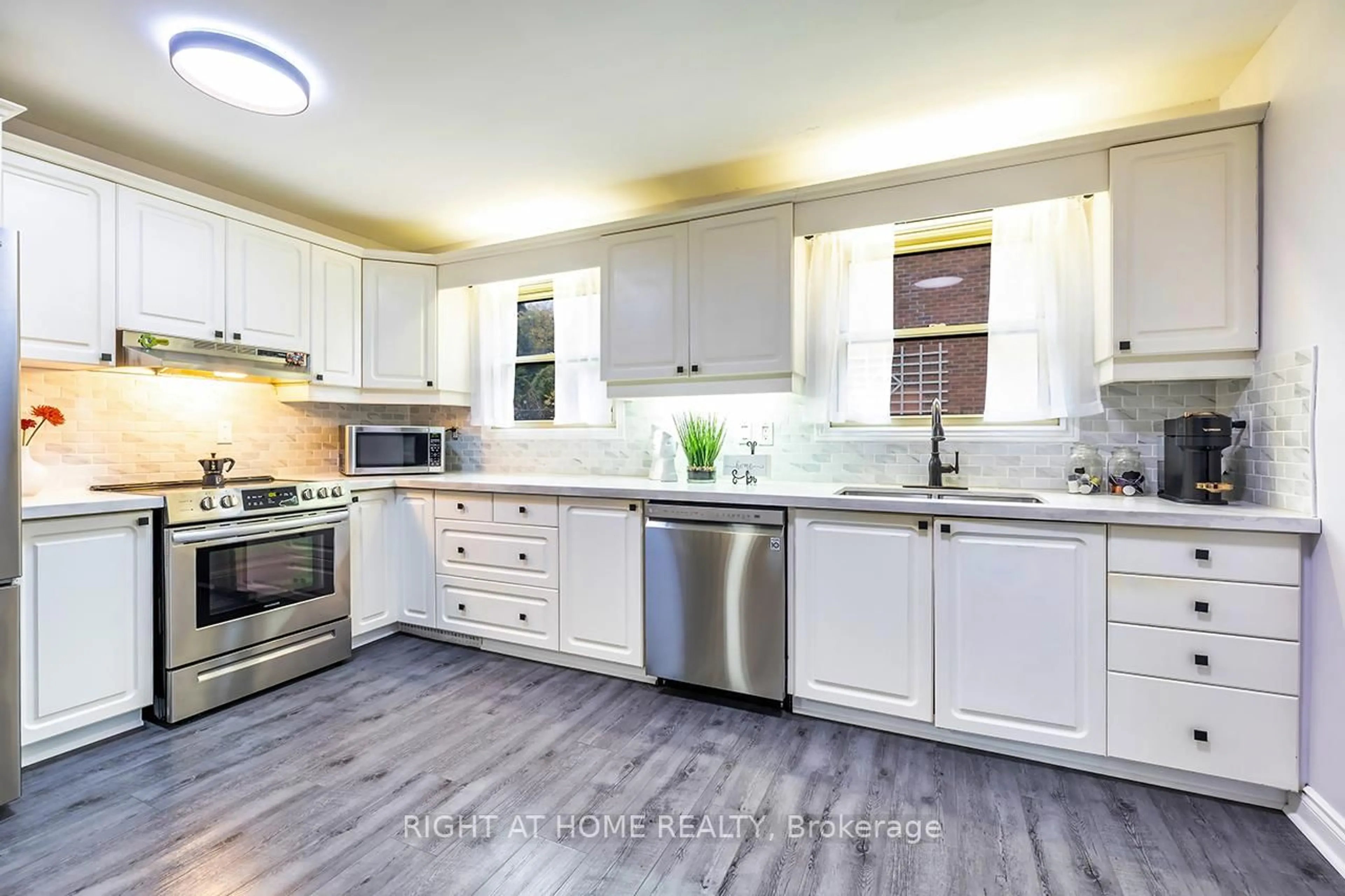 Open concept kitchen, unknown for 100 Humber Lea Rd, Caledon Ontario L7E 3T7