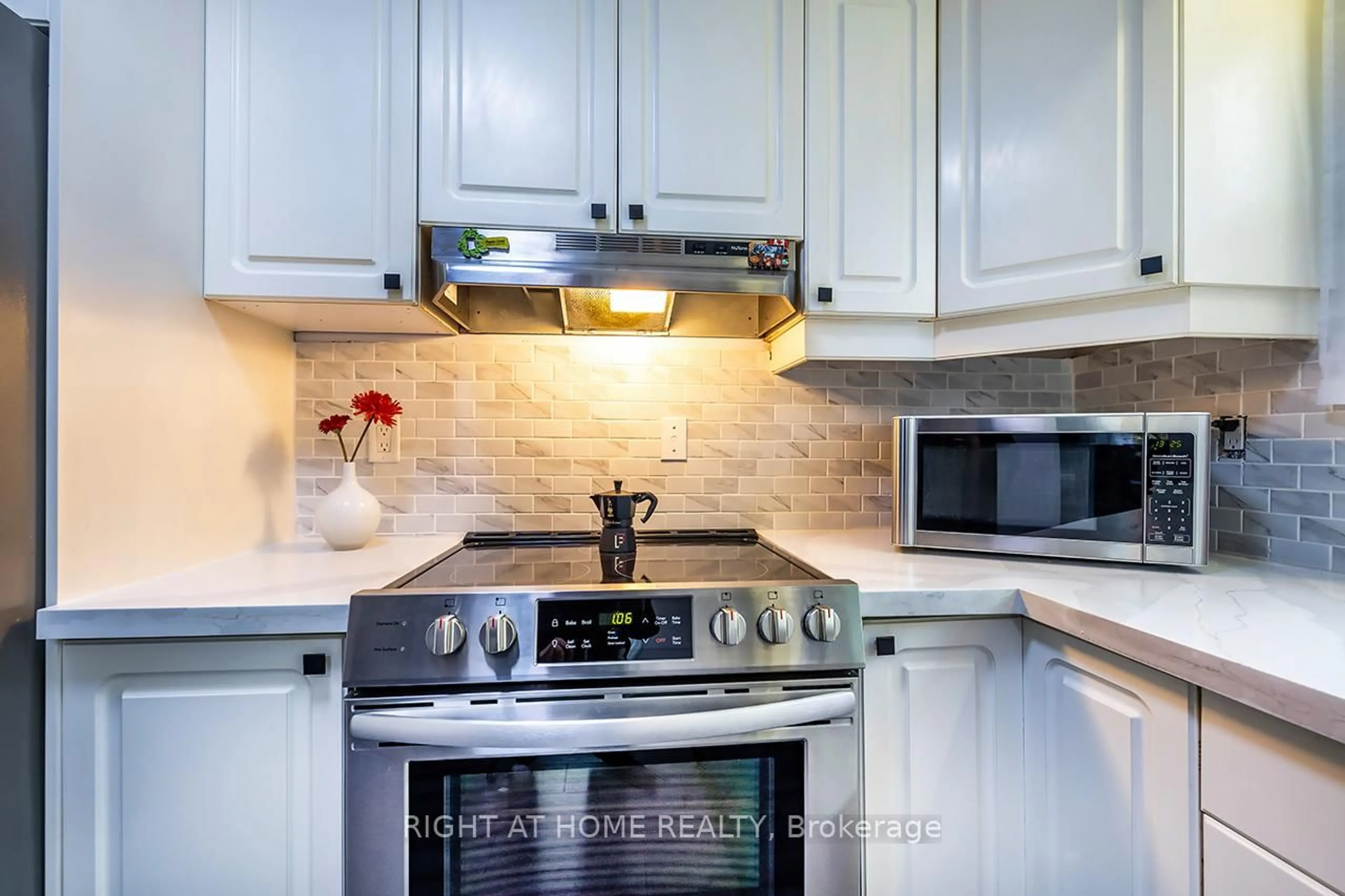 Standard kitchen, ceramic/tile floor for 100 Humber Lea Rd, Caledon Ontario L7E 3T7