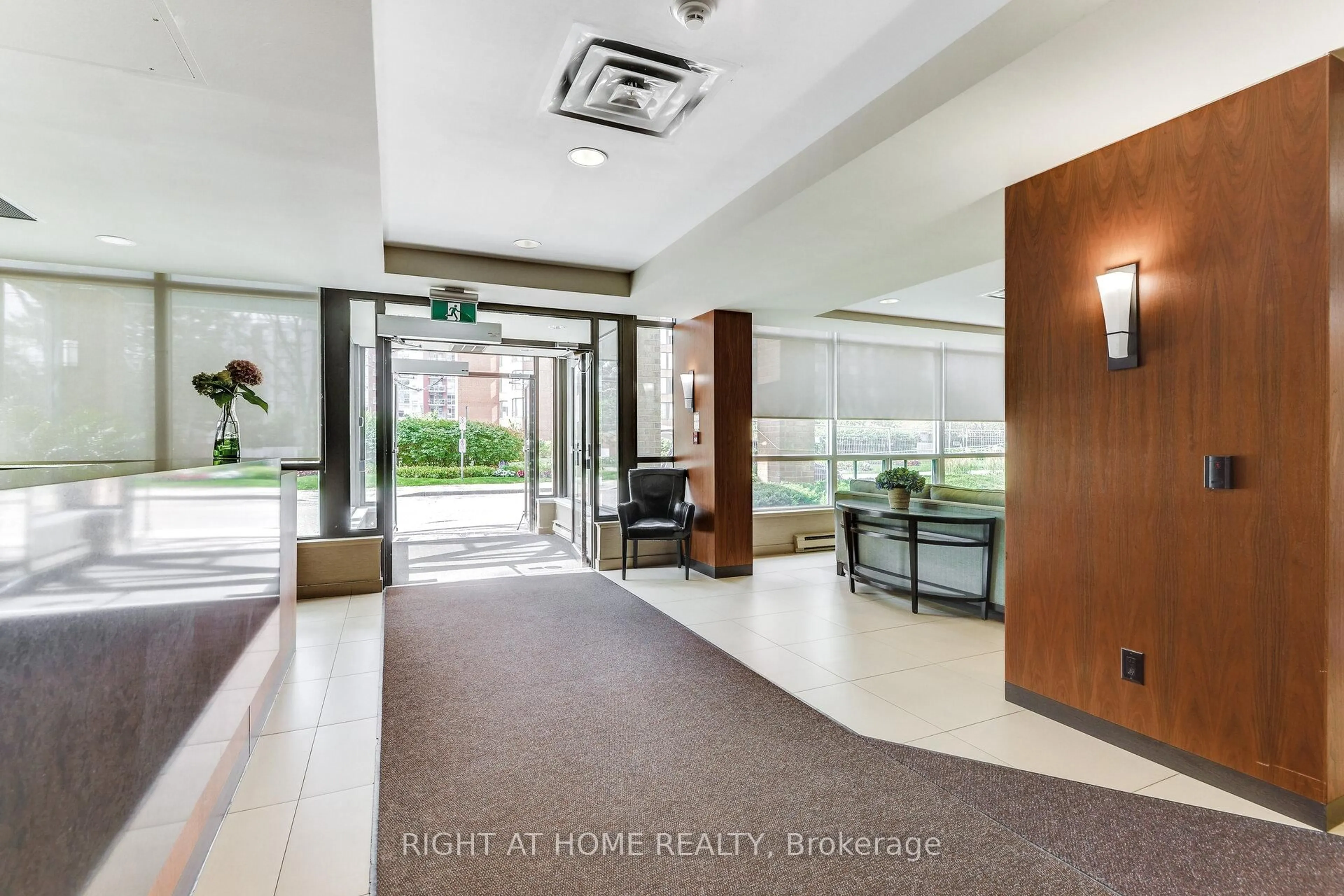 Indoor foyer for 1276 Maple Crossing Blvd #514, Burlington Ontario L7S 2J9
