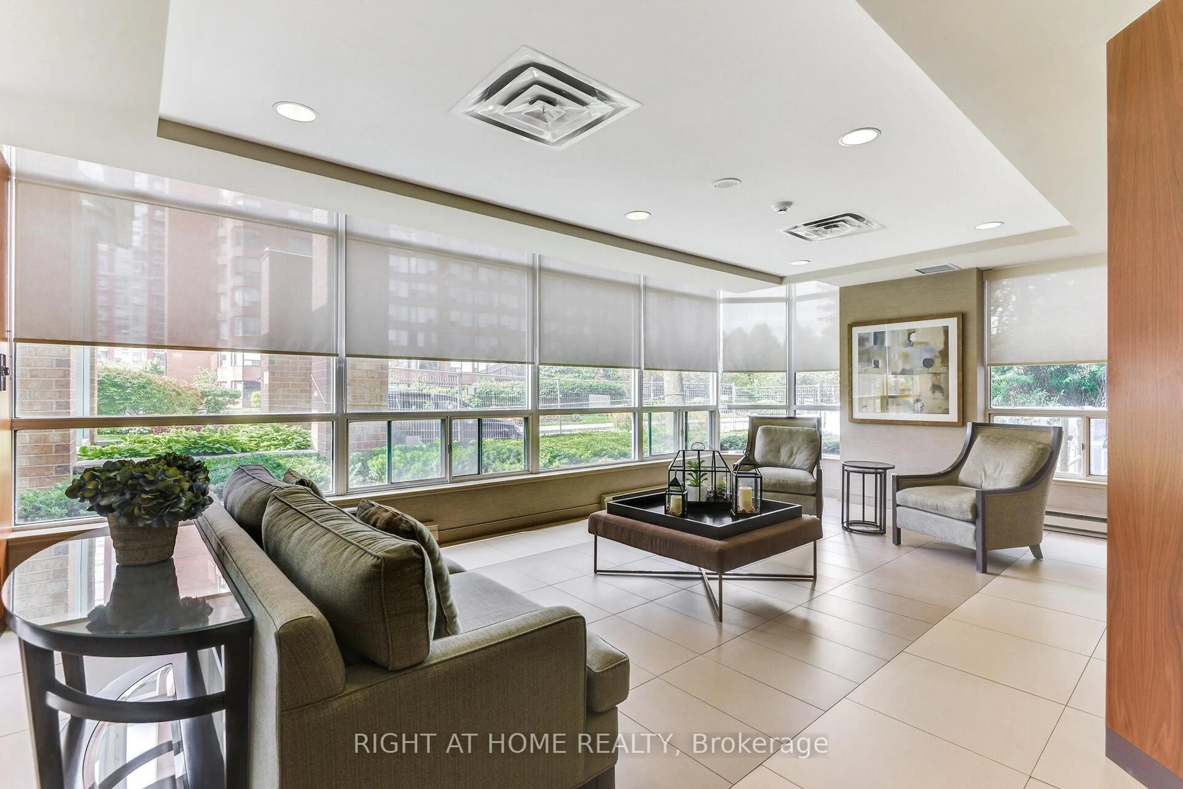 Indoor foyer for 1276 Maple Crossing Blvd #514, Burlington Ontario L7S 2J9