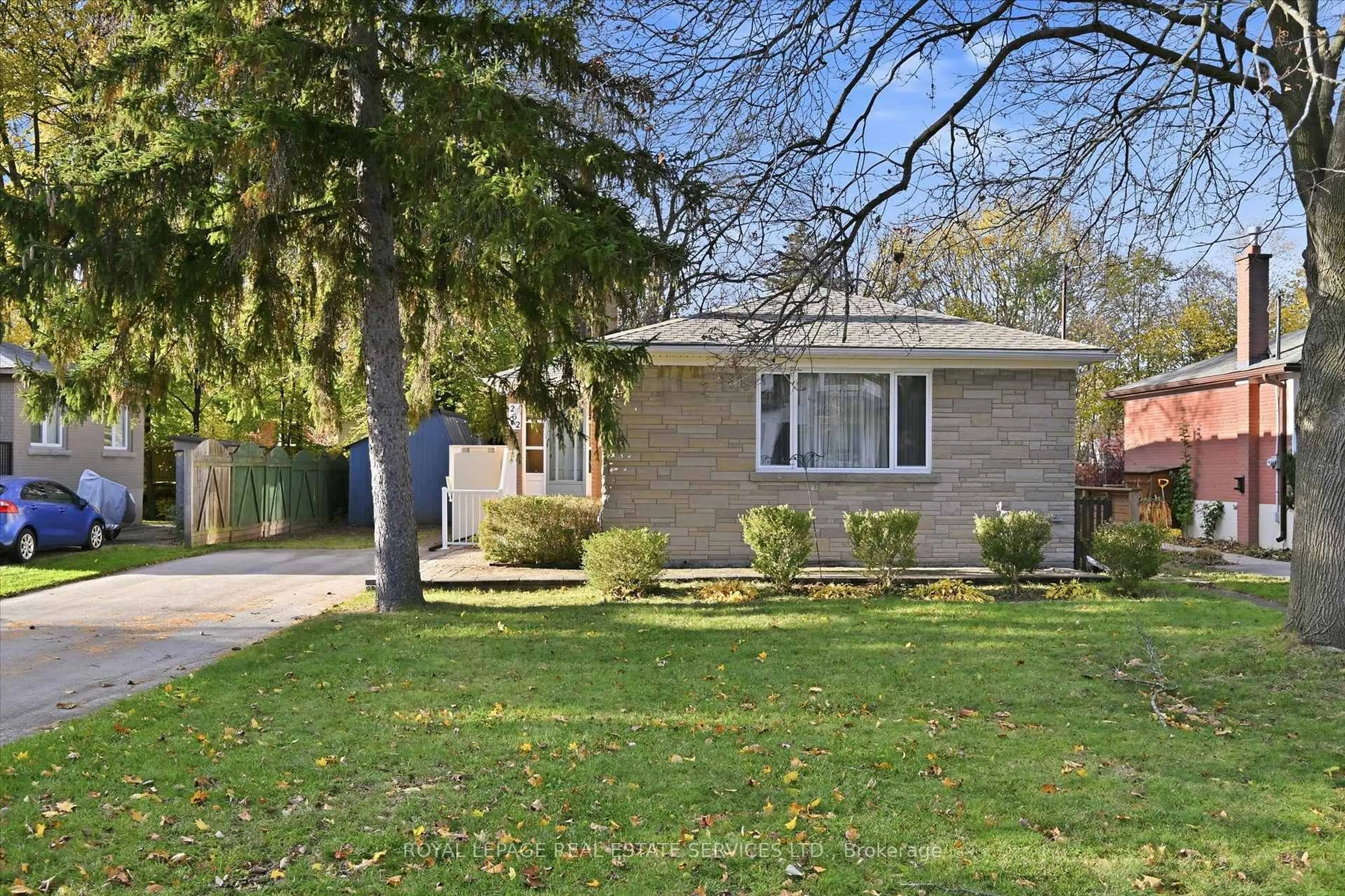 Home with brick exterior material, street for 262 Glen Oak Dr, Oakville Ontario L6K 2J2