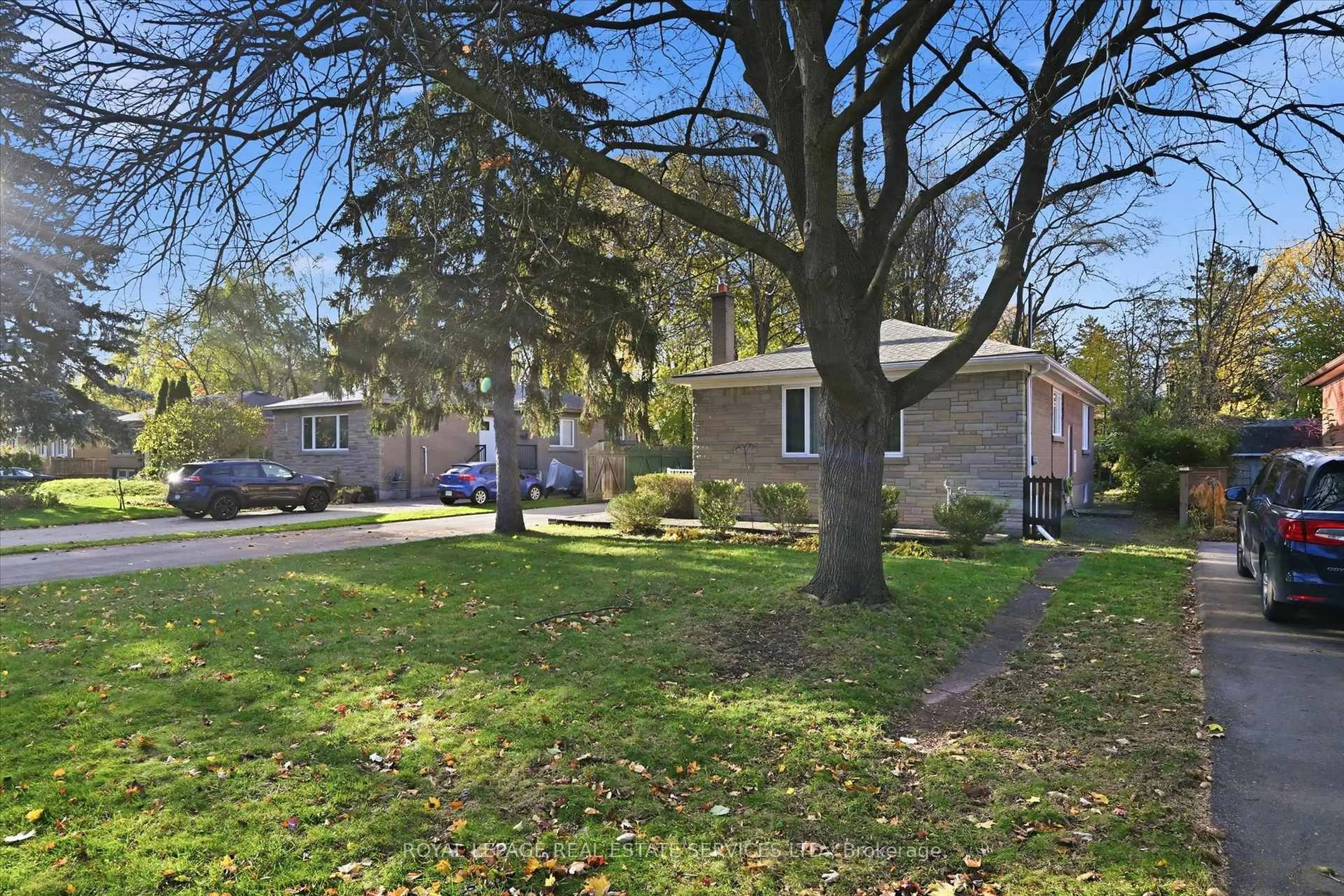 Patio, street for 262 Glen Oak Dr, Oakville Ontario L6K 2J2