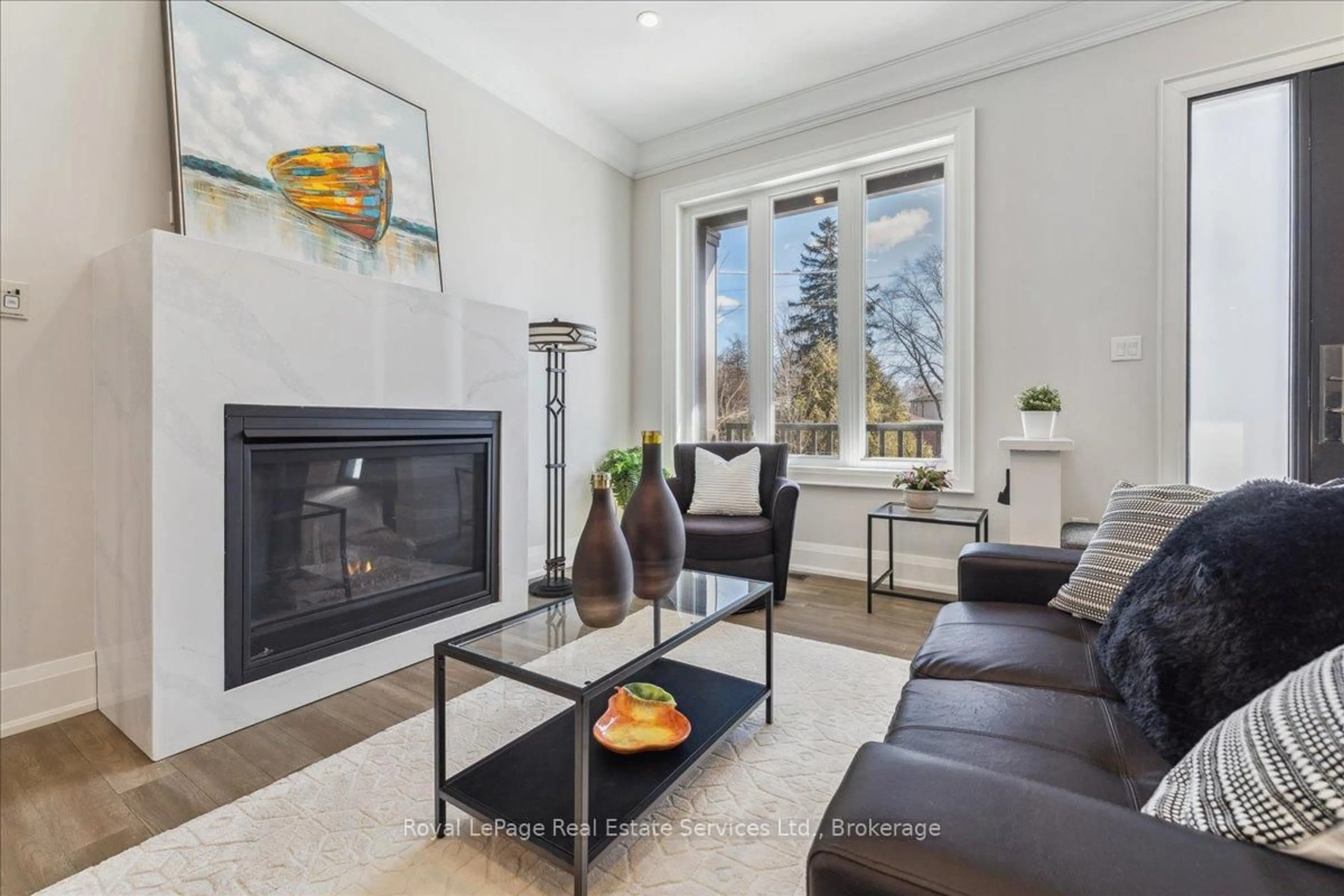 Living room with furniture, unknown for 1211 Pinegrove Rd, Oakville Ontario L6L 2W8