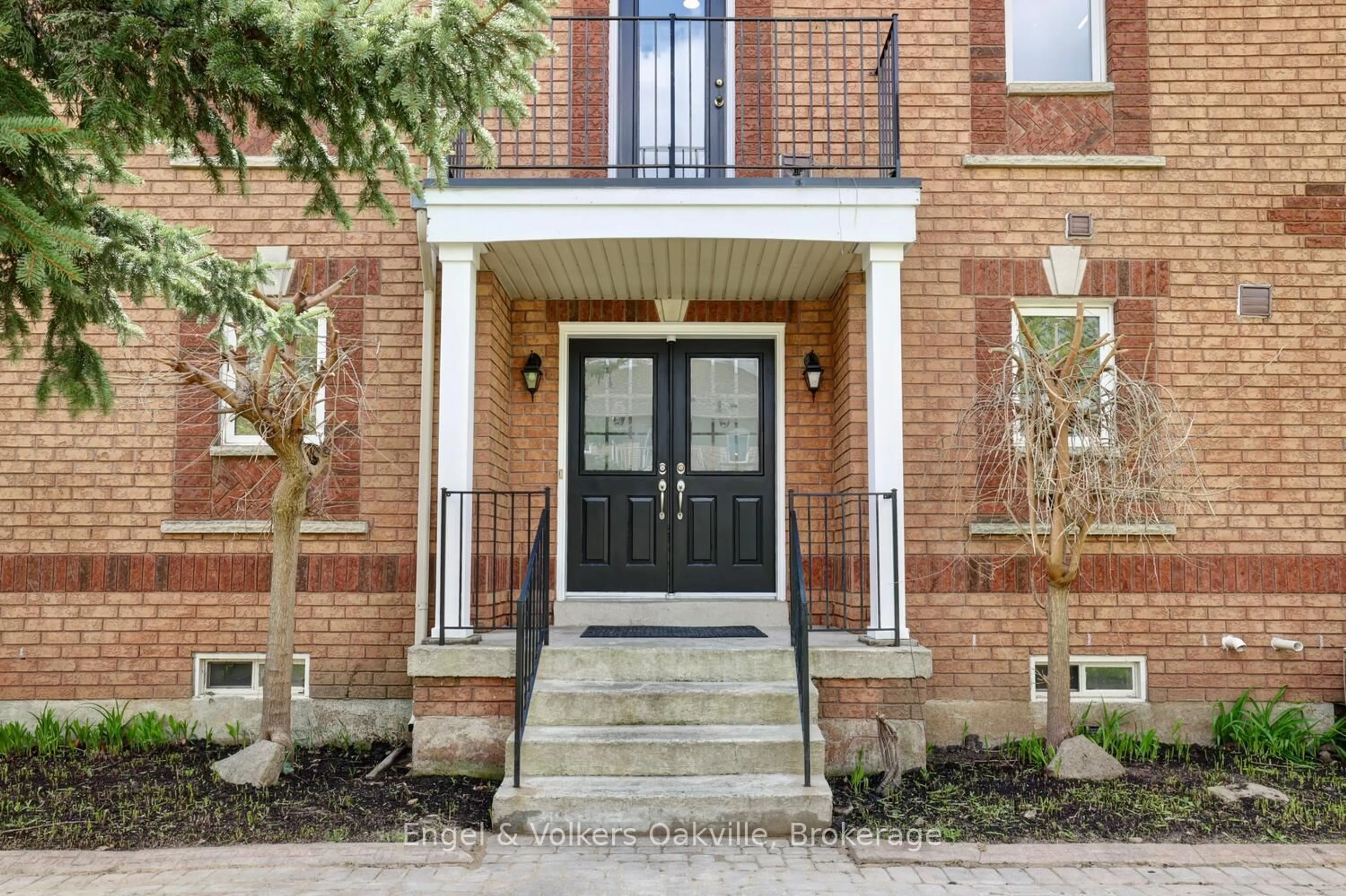 Home with brick exterior material, street for 3933 Coachman Circ, Mississauga Ontario L5M 6R1