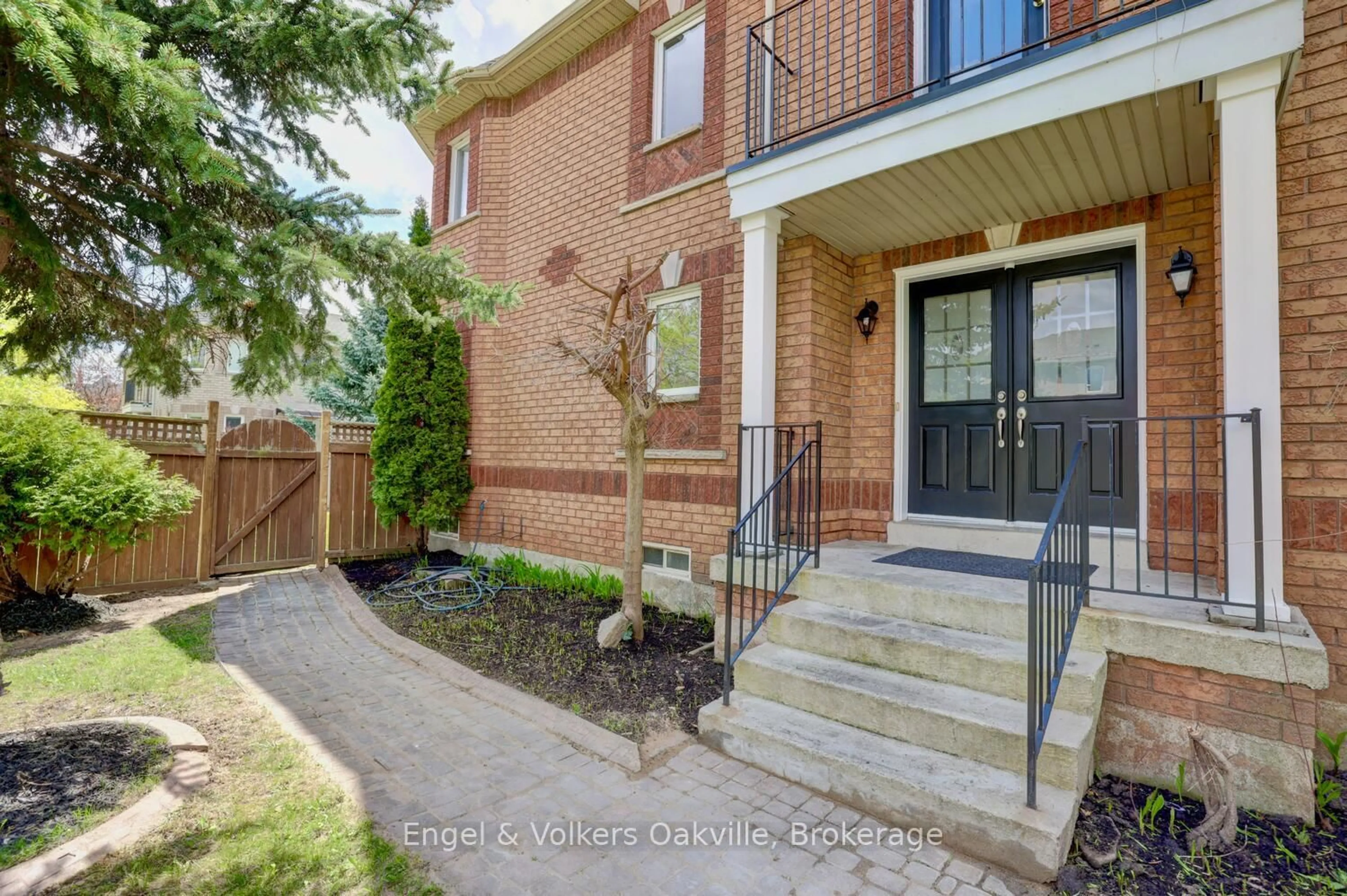 Home with brick exterior material, street for 3933 Coachman Circ, Mississauga Ontario L5M 6R1