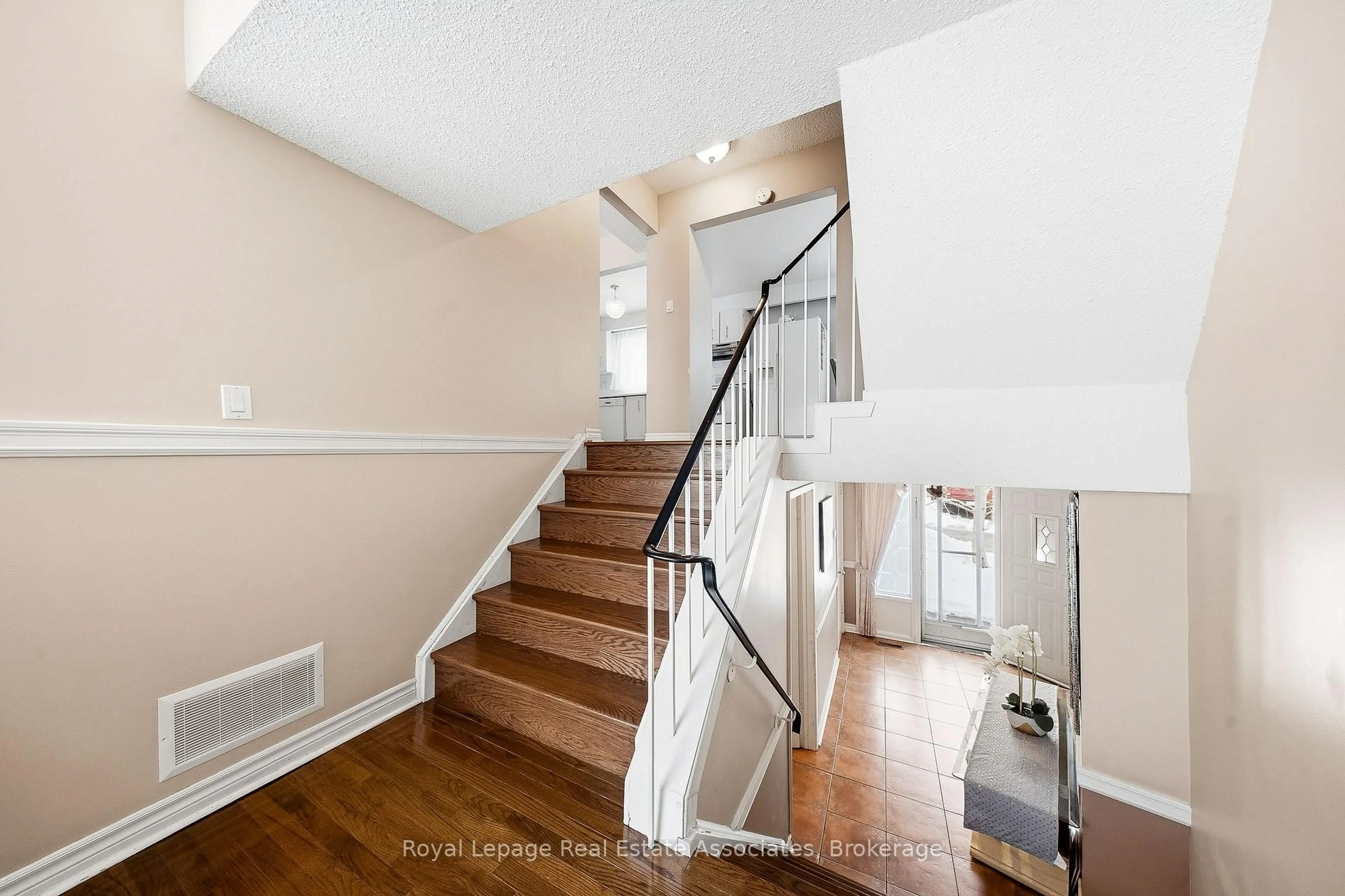 Unknown for 2315 Bromsgrove Rd #111, Mississauga Ontario L5J 4A6