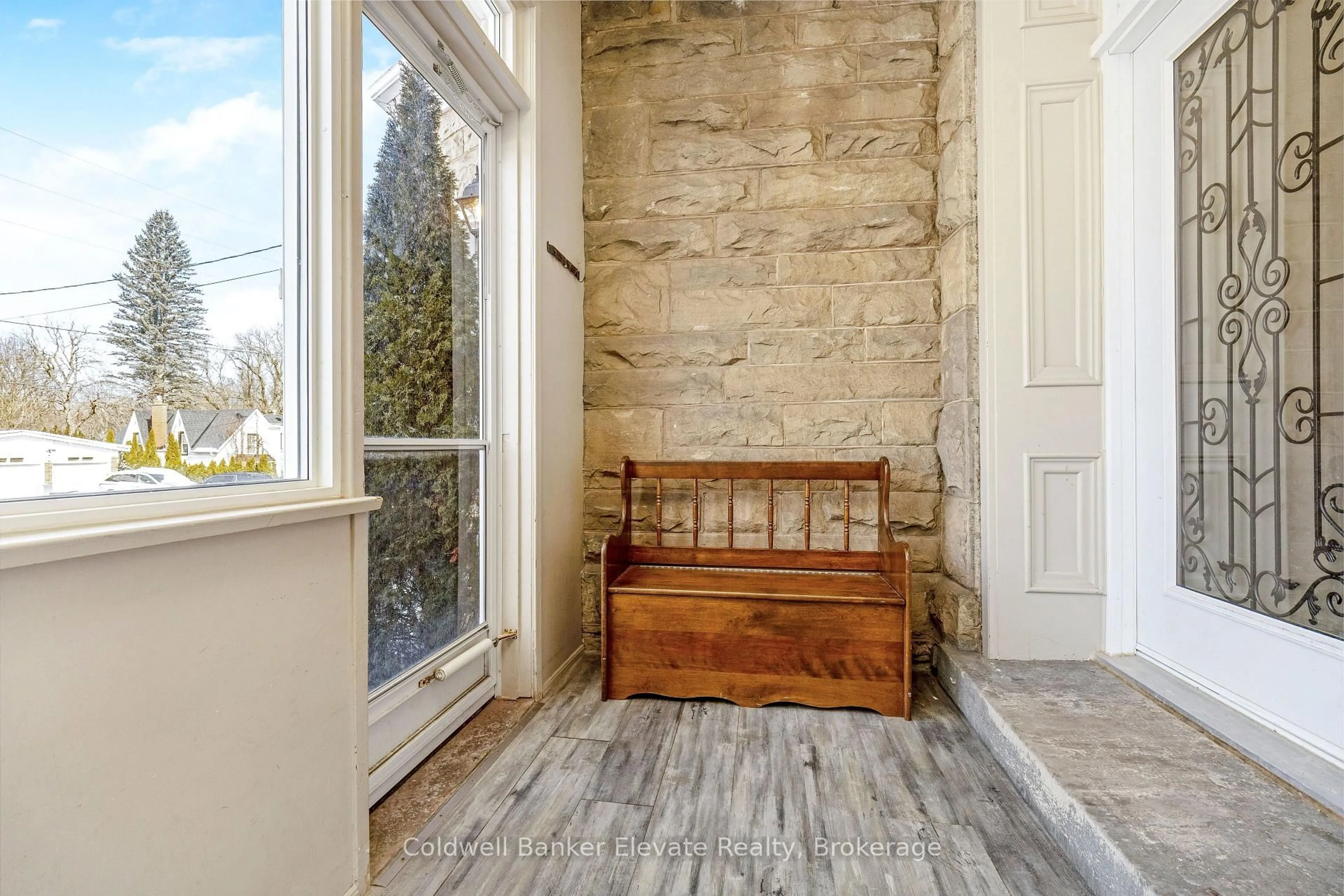 Indoor entryway for 6 Queen St, Halton Hills Ontario L7G 2E4