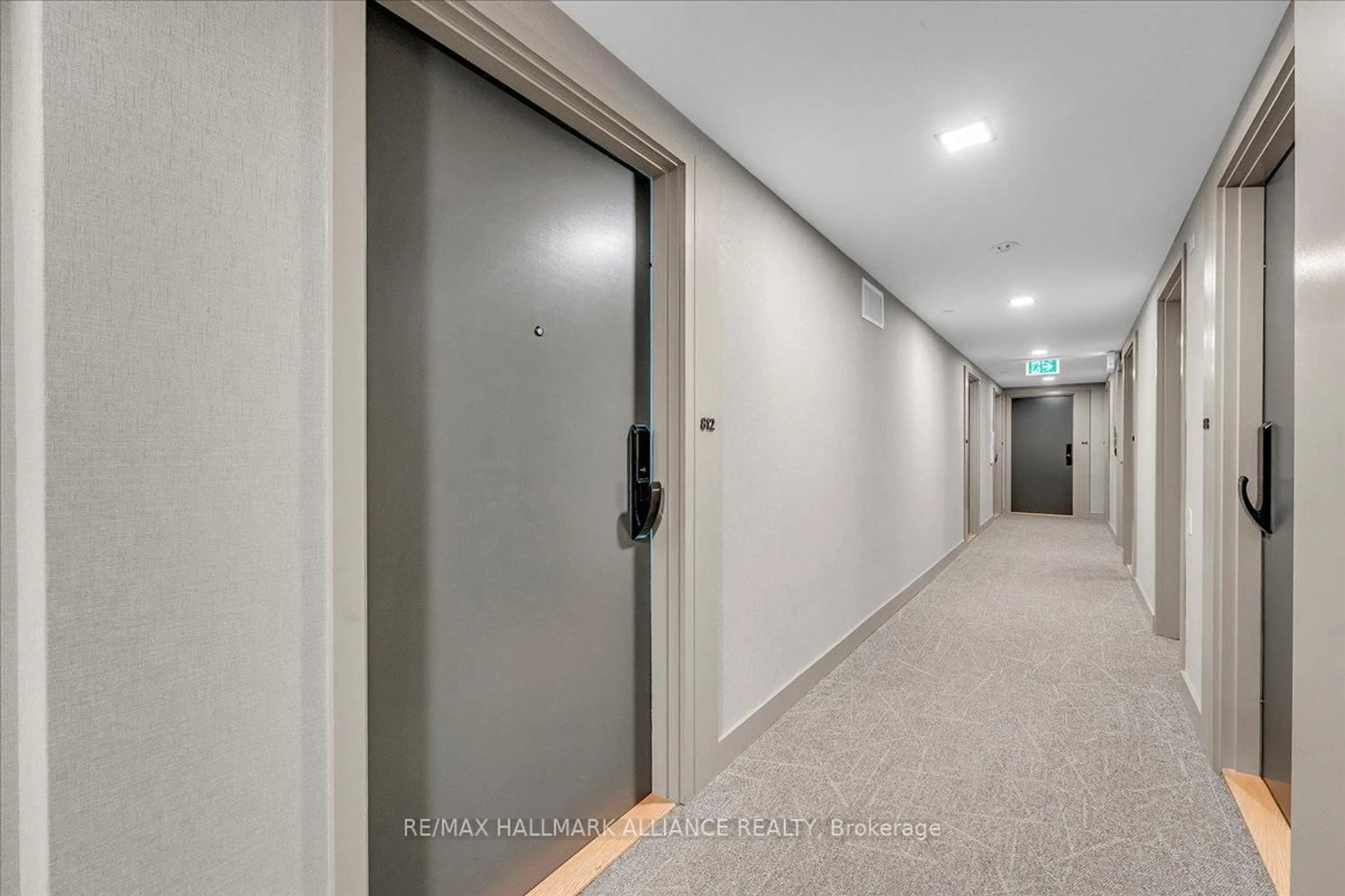 Indoor foyer for 335 Wheat Boom Dr #812, Oakville Ontario L6H 7X5