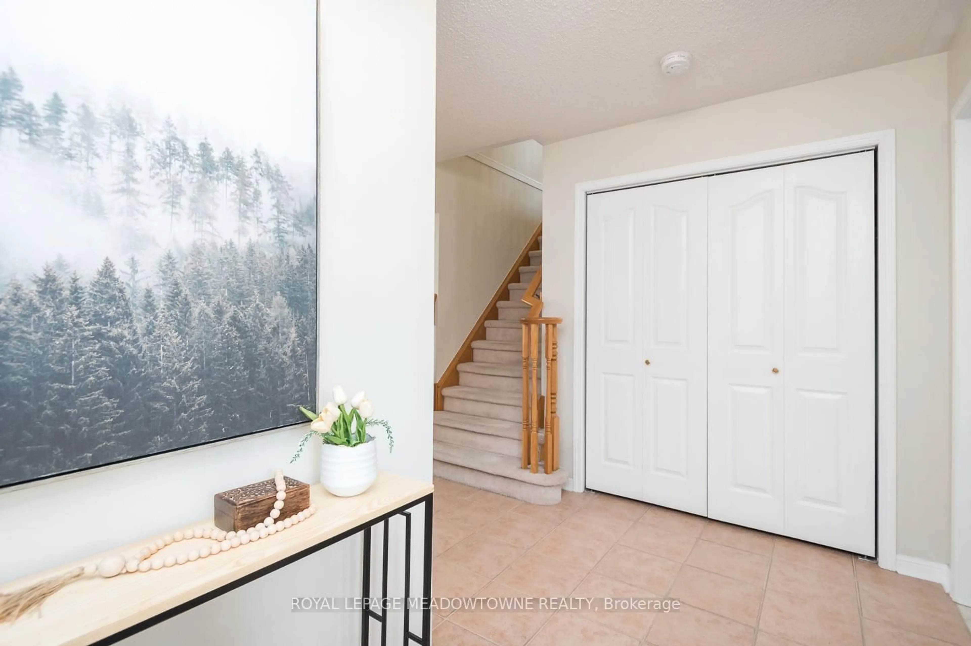Indoor entryway for 1617 Gowling Terr, Milton Ontario L9T 5J6