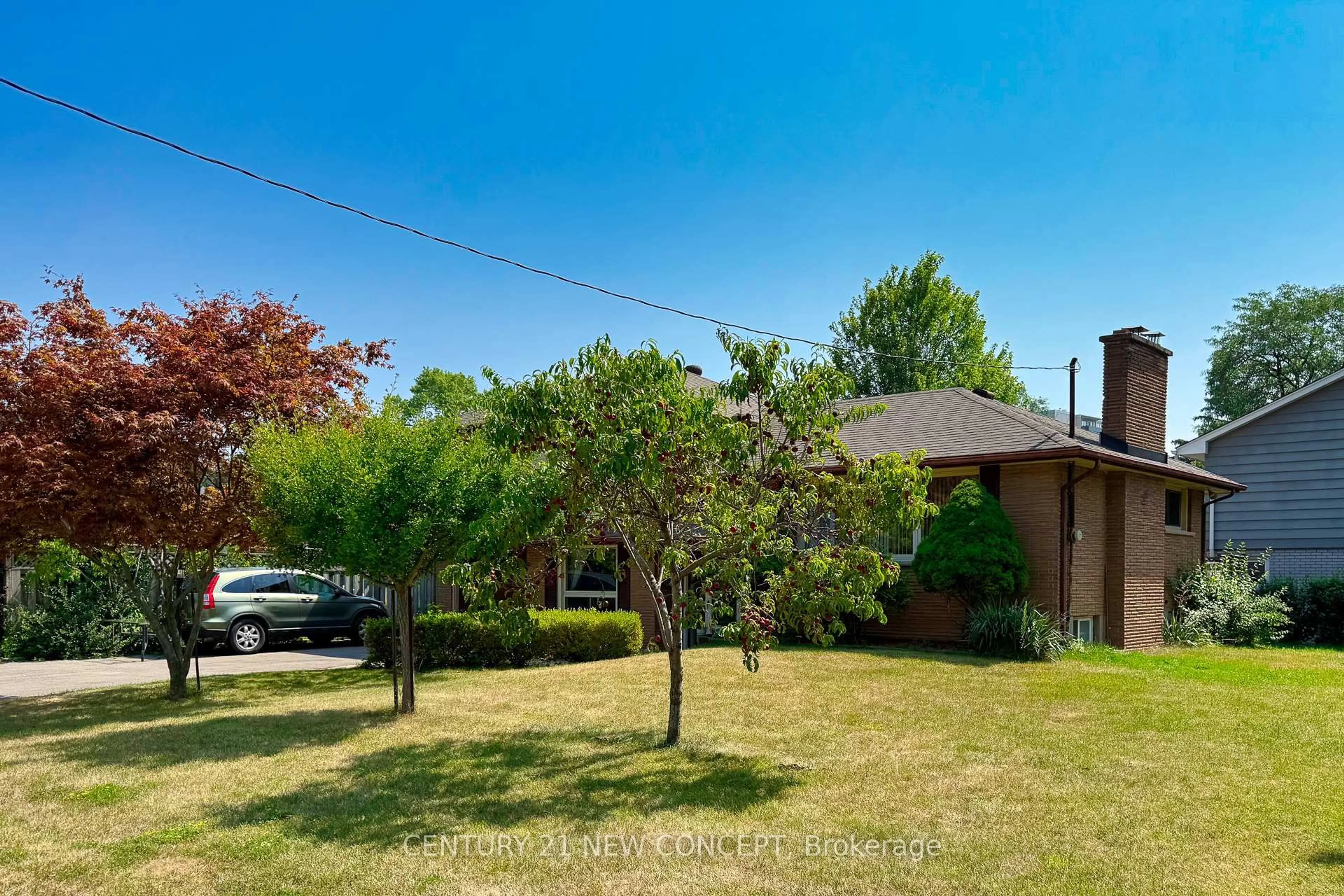 A pic from outside/outdoor area/front of a property/back of a property/a pic from drone, street for 3028 Eva Dr, Burlington Ontario L7N 2K4