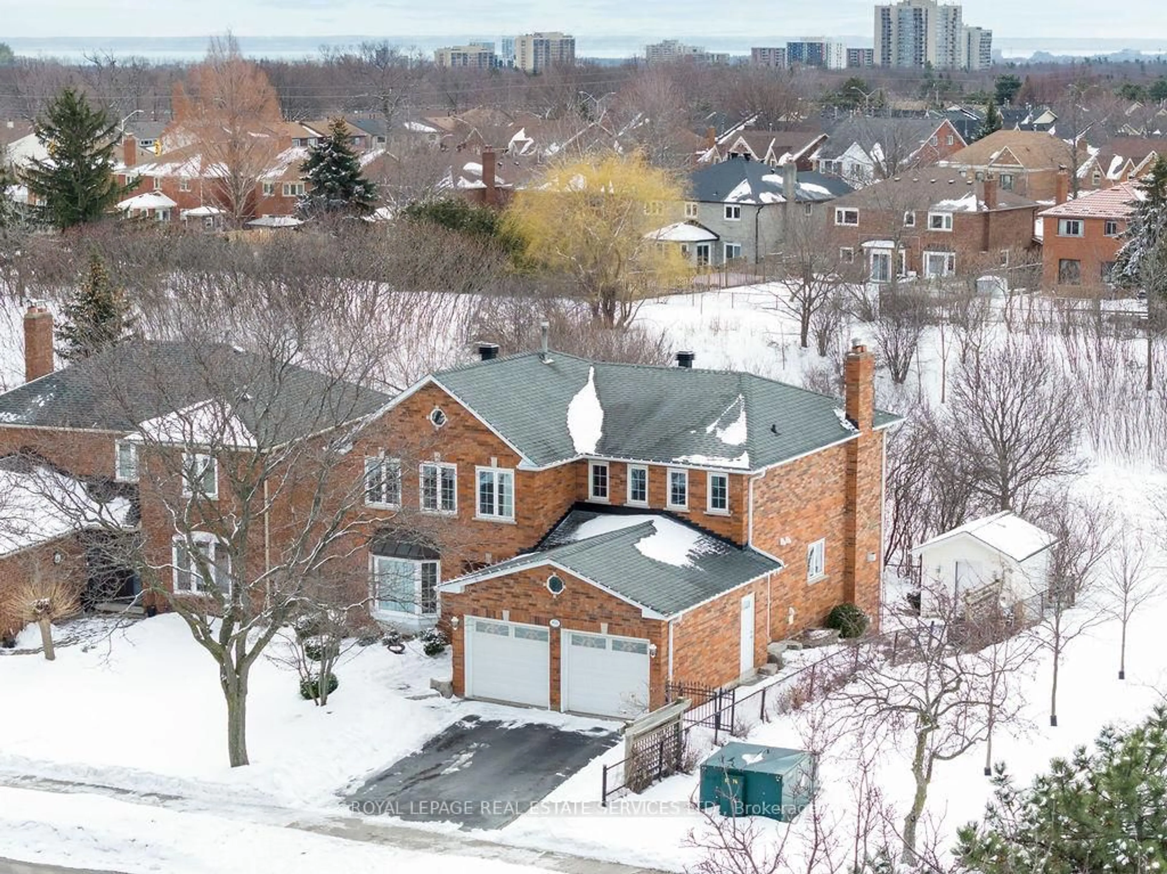A pic from outside/outdoor area/front of a property/back of a property/a pic from drone, unknown for 1150 Creekside Dr, Oakville Ontario L6H 4Z4