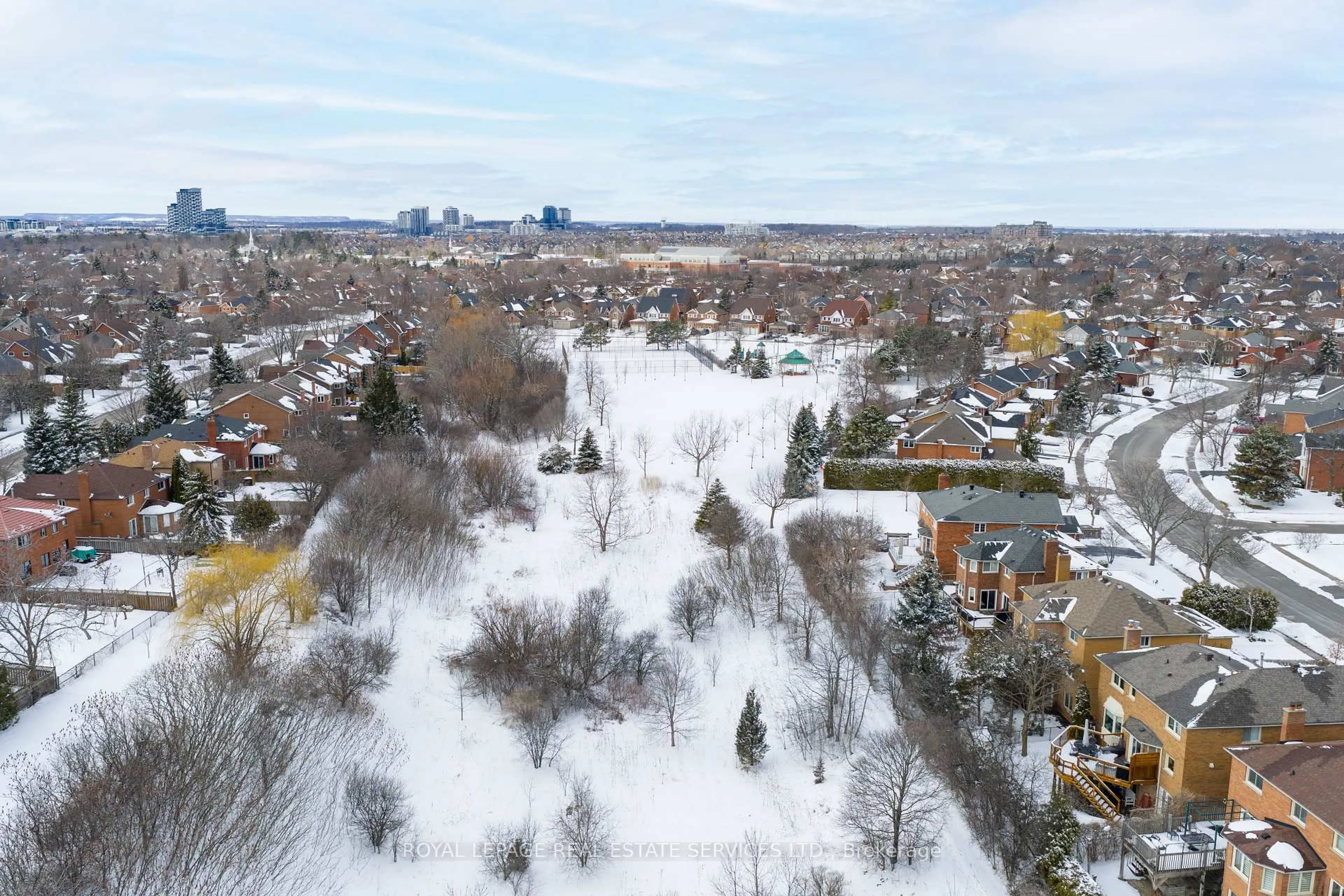 A pic from outside/outdoor area/front of a property/back of a property/a pic from drone, street for 1150 Creekside Dr, Oakville Ontario L6H 4Z4