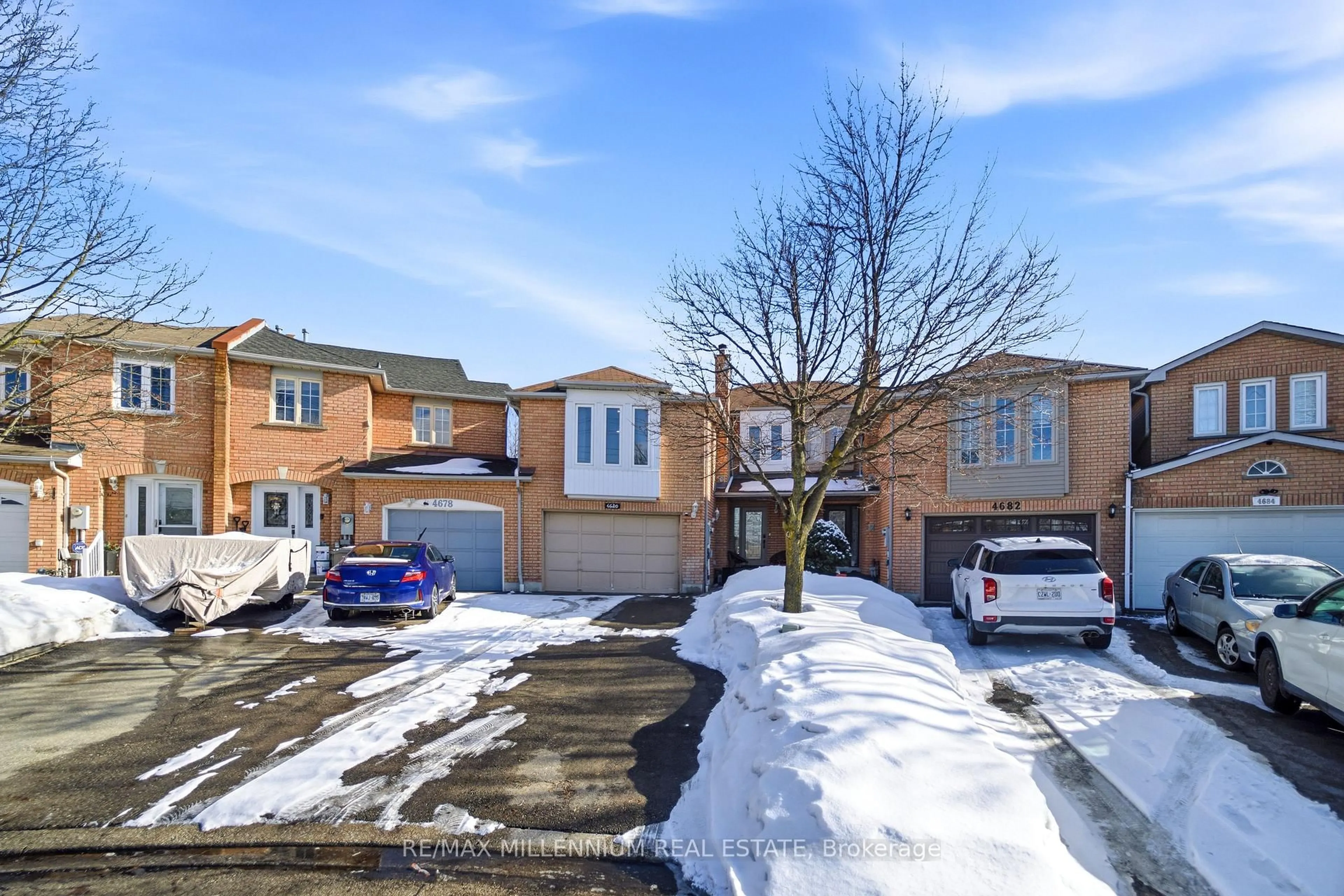 A pic from outside/outdoor area/front of a property/back of a property/a pic from drone, street for 4680 Crosscreek Crt, Mississauga Ontario L5V 1G5