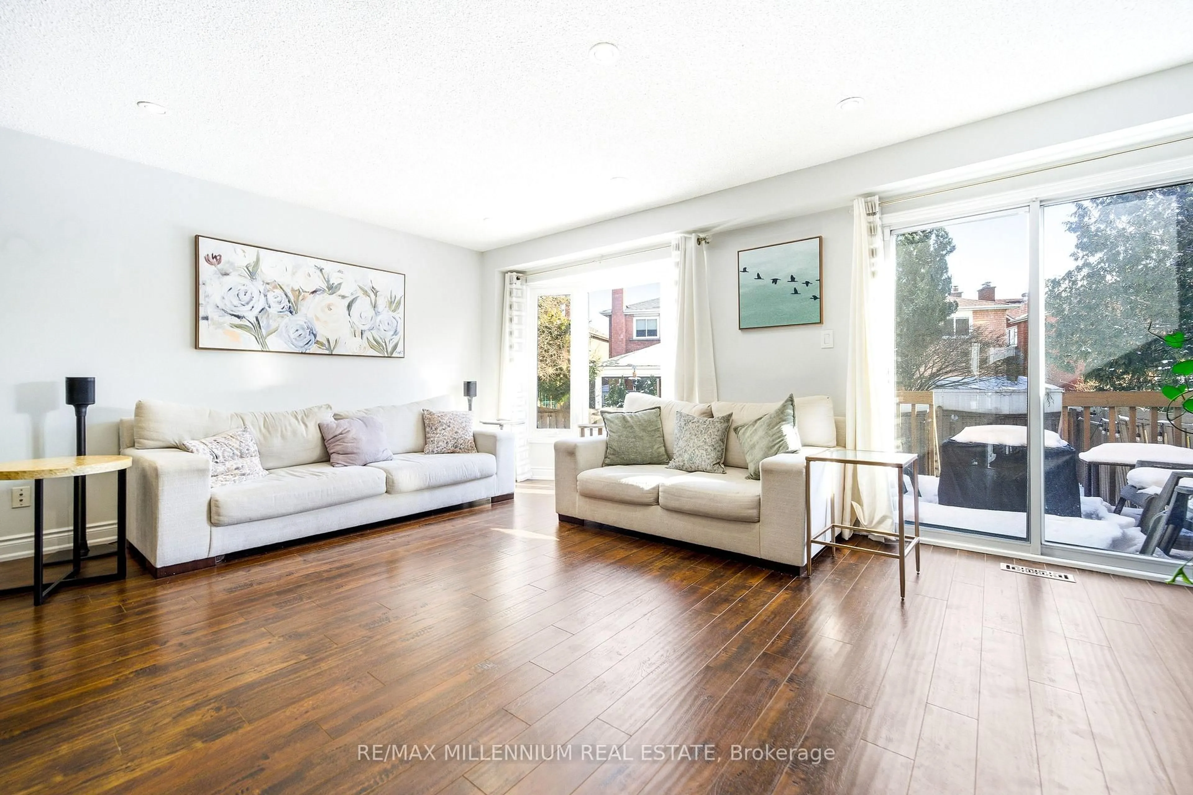 Living room with furniture, wood/laminate floor for 4680 Crosscreek Crt, Mississauga Ontario L5V 1G5