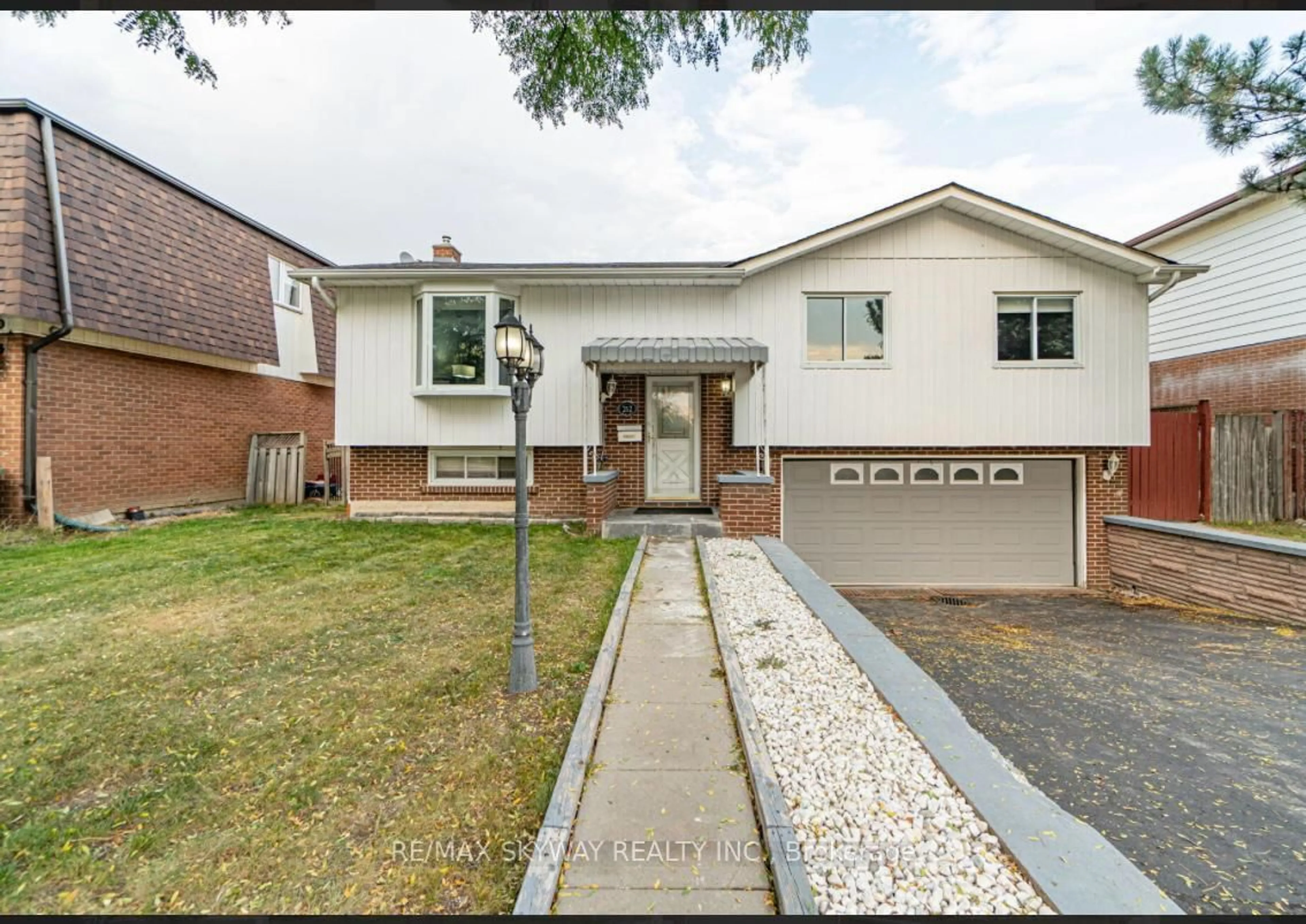 Home with brick exterior material, street for 212 Rutherford Rd, Brampton Ontario L6V 2X9