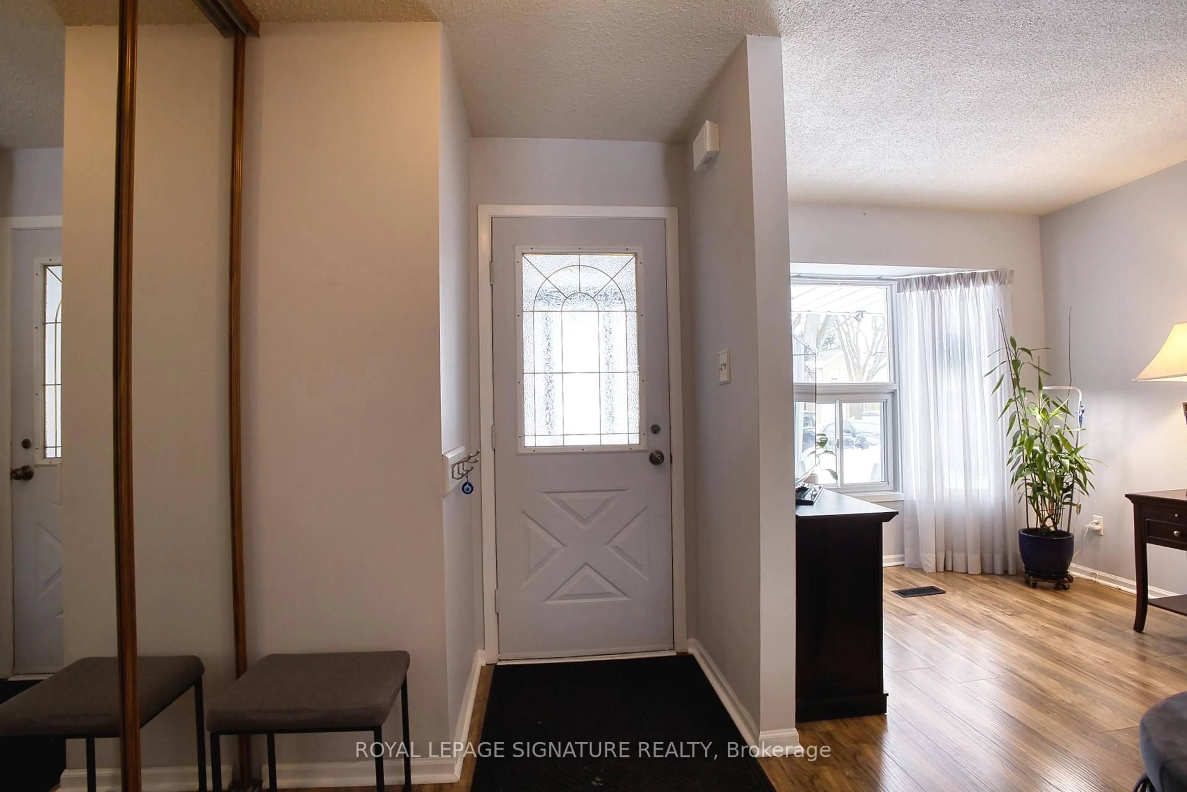 Indoor entryway for 6448 Colebrook Cres, Mississauga Ontario L5N 3E4