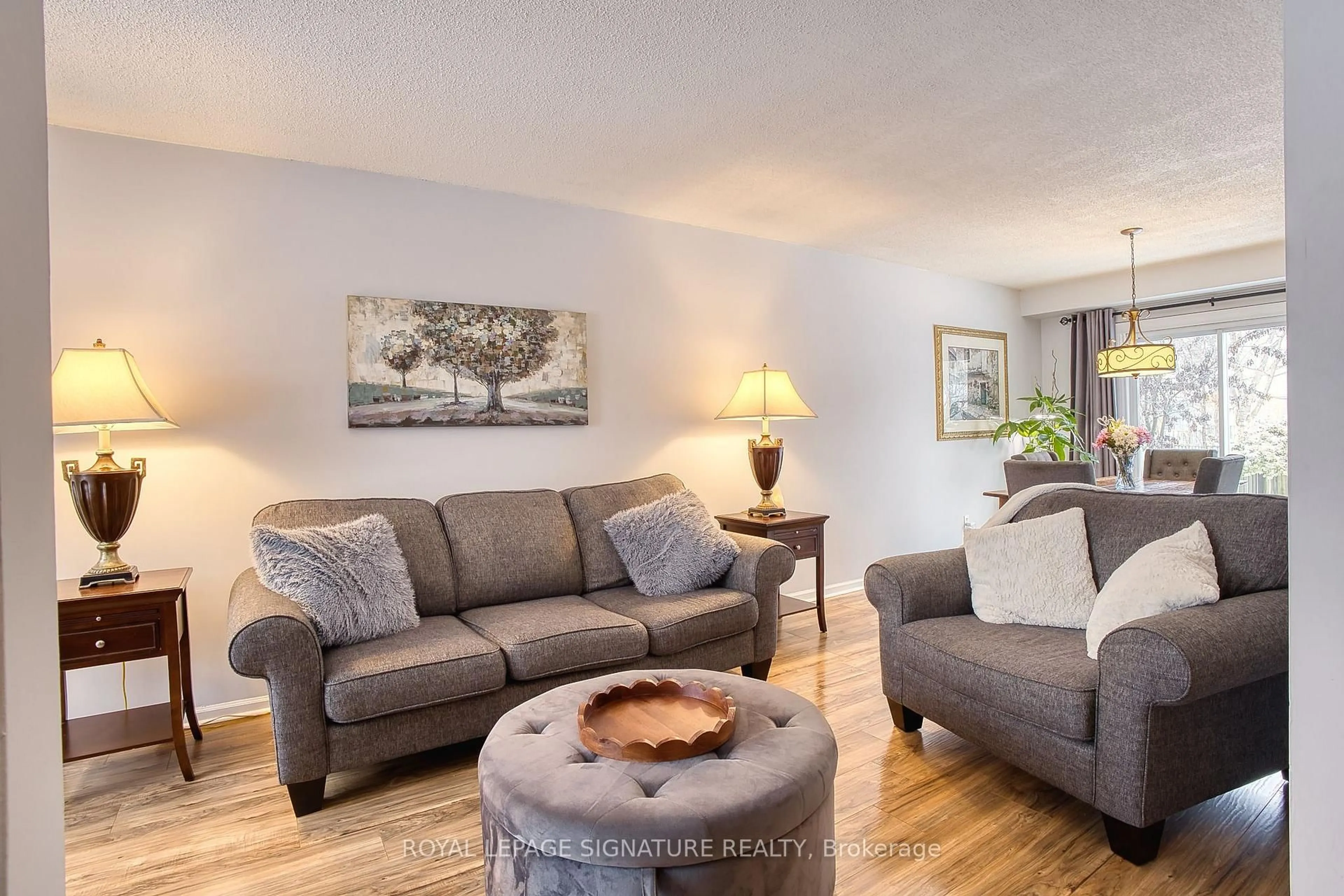 Living room with furniture, unknown for 6448 Colebrook Cres, Mississauga Ontario L5N 3E4