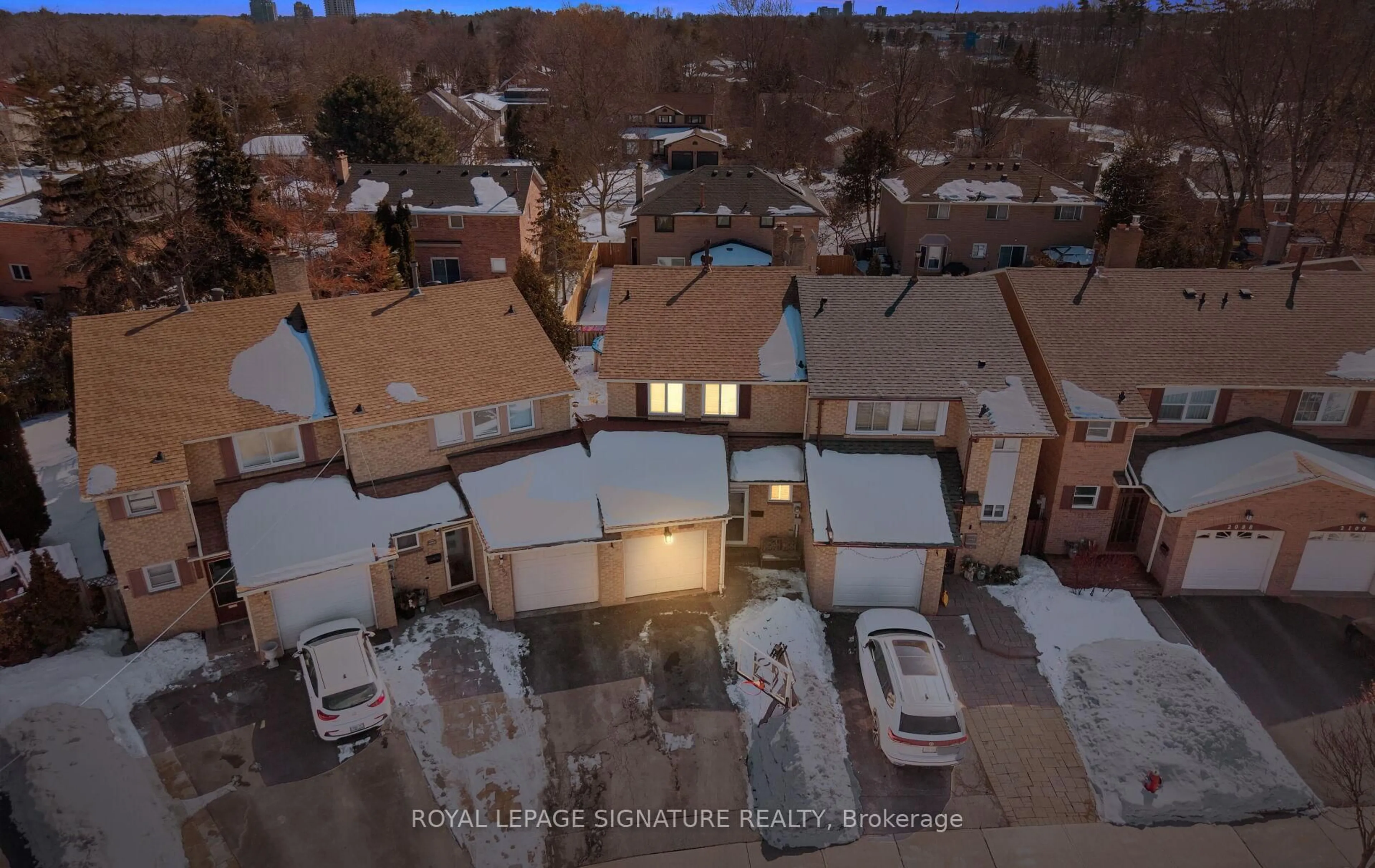 A pic from outside/outdoor area/front of a property/back of a property/a pic from drone, city buildings view from balcony for 2094 Farrier Mews, Mississauga Ontario L5L 2Y5