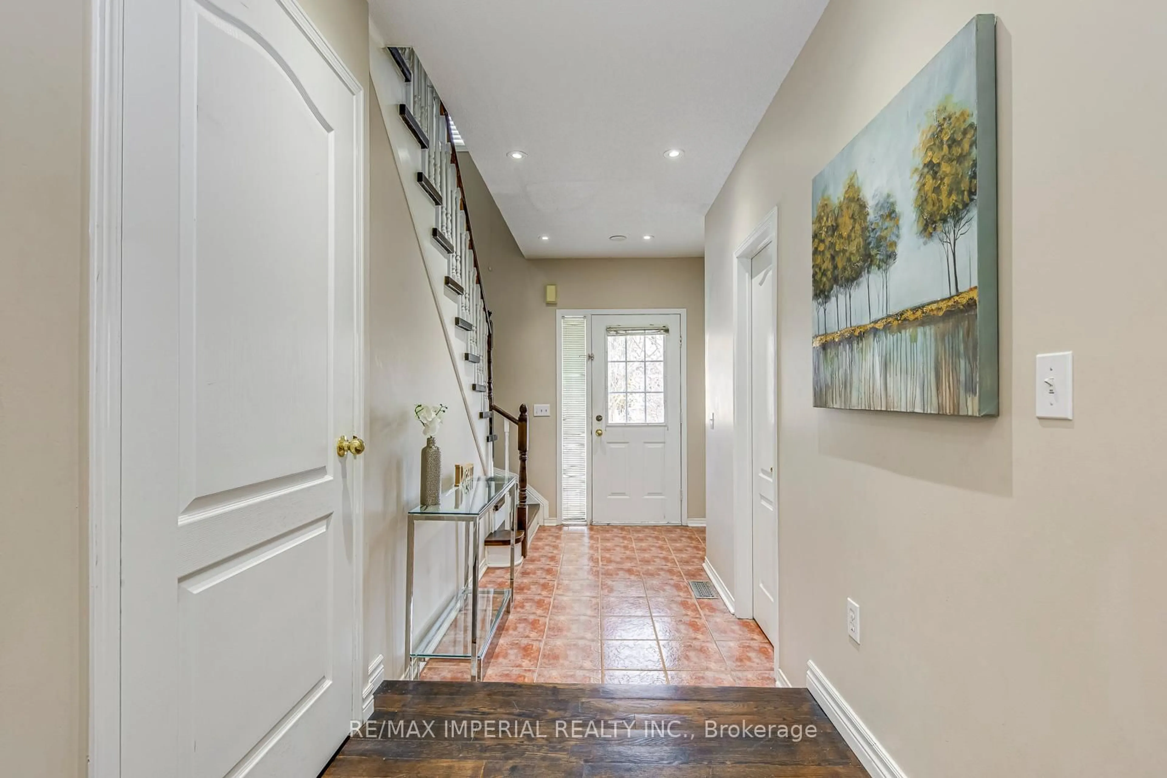 Indoor entryway for 833 Scollard Crt #96, Mississauga Ontario L5V 2B4