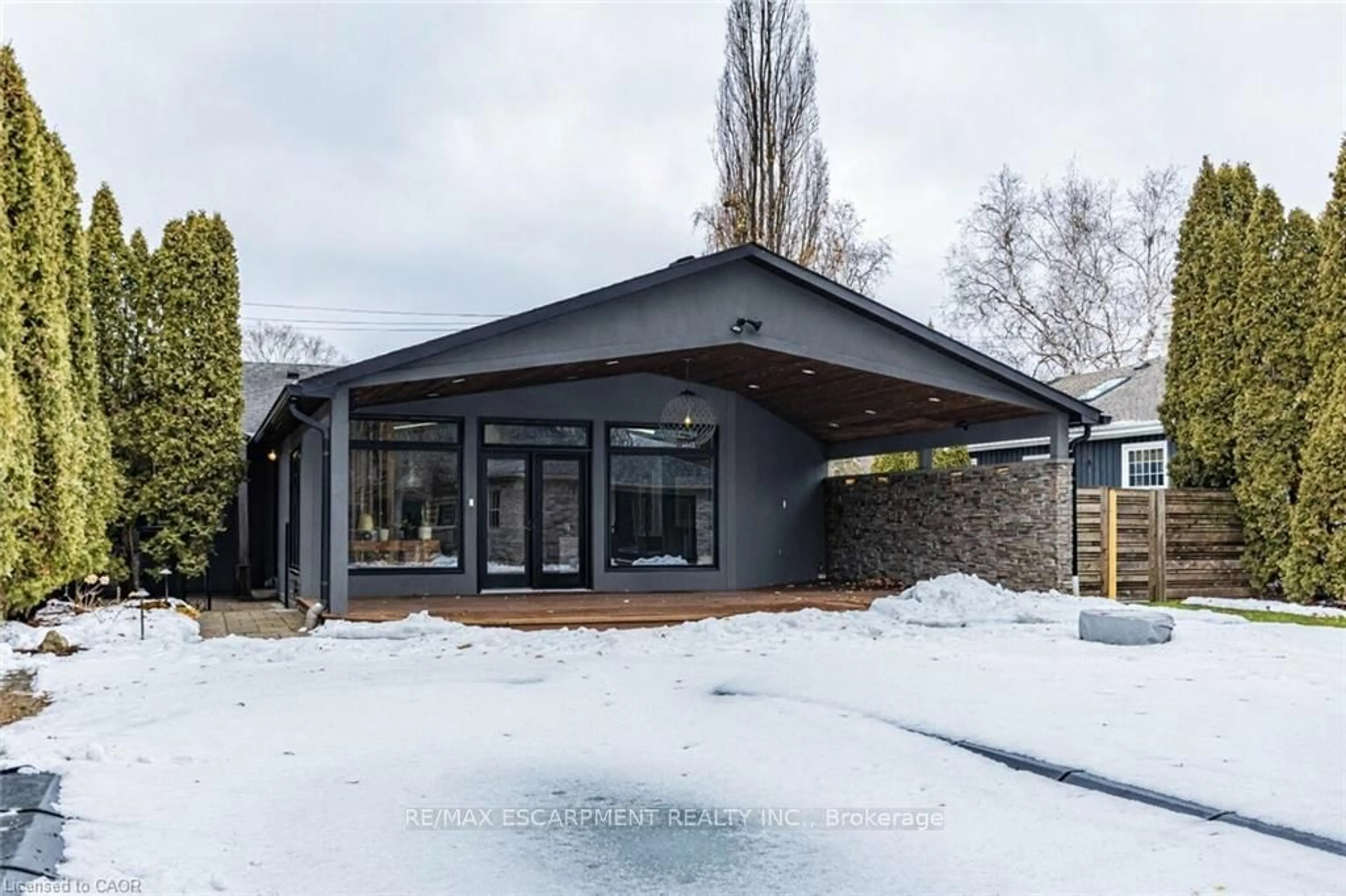 A pic from outside/outdoor area/front of a property/back of a property/a pic from drone, unknown for 953 Lasalle Park Rd, Burlington Ontario L7T 1M8