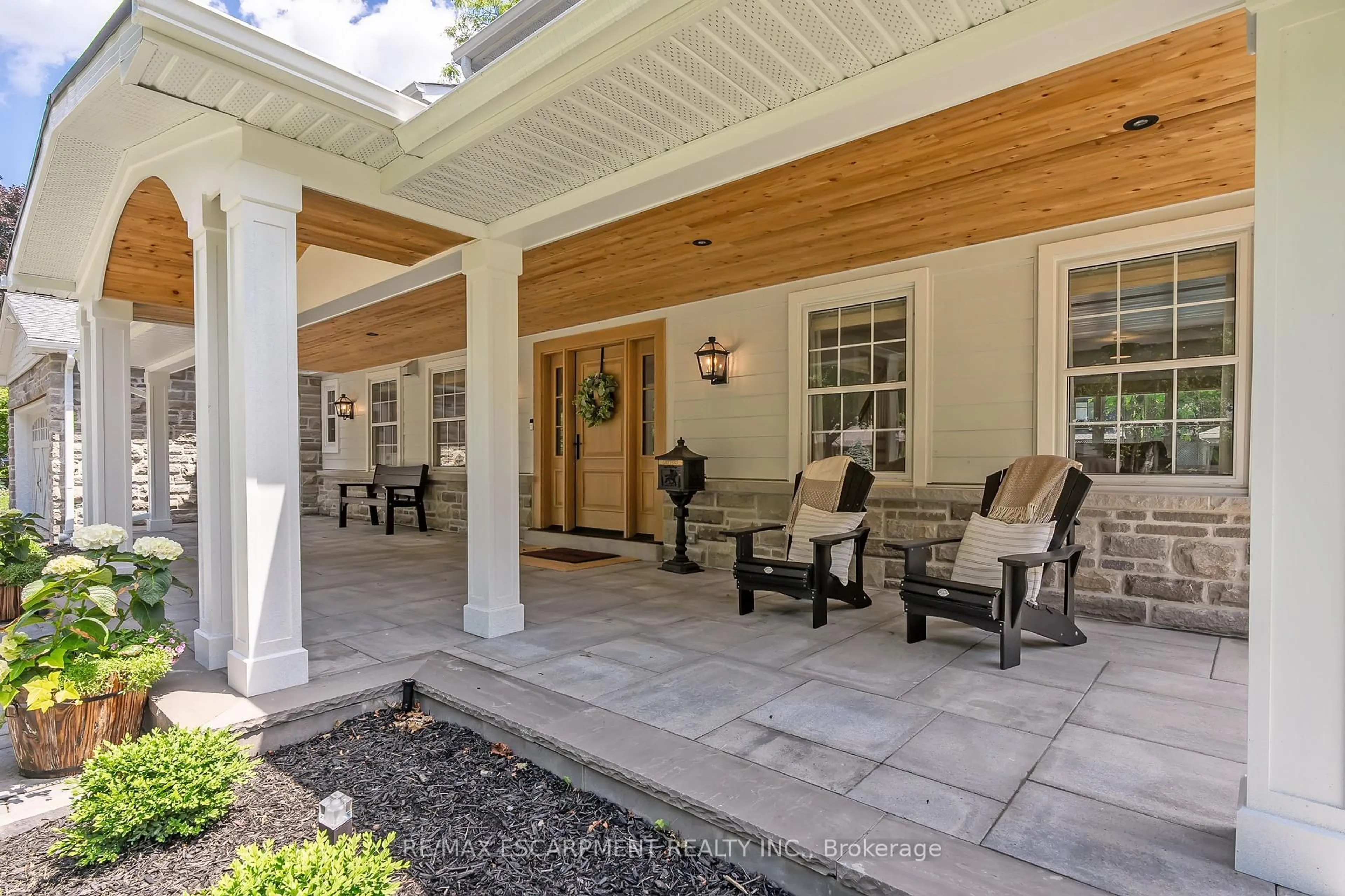 Patio, street for 976 Cresthampton Lane, Mississauga Ontario L5H 2X1