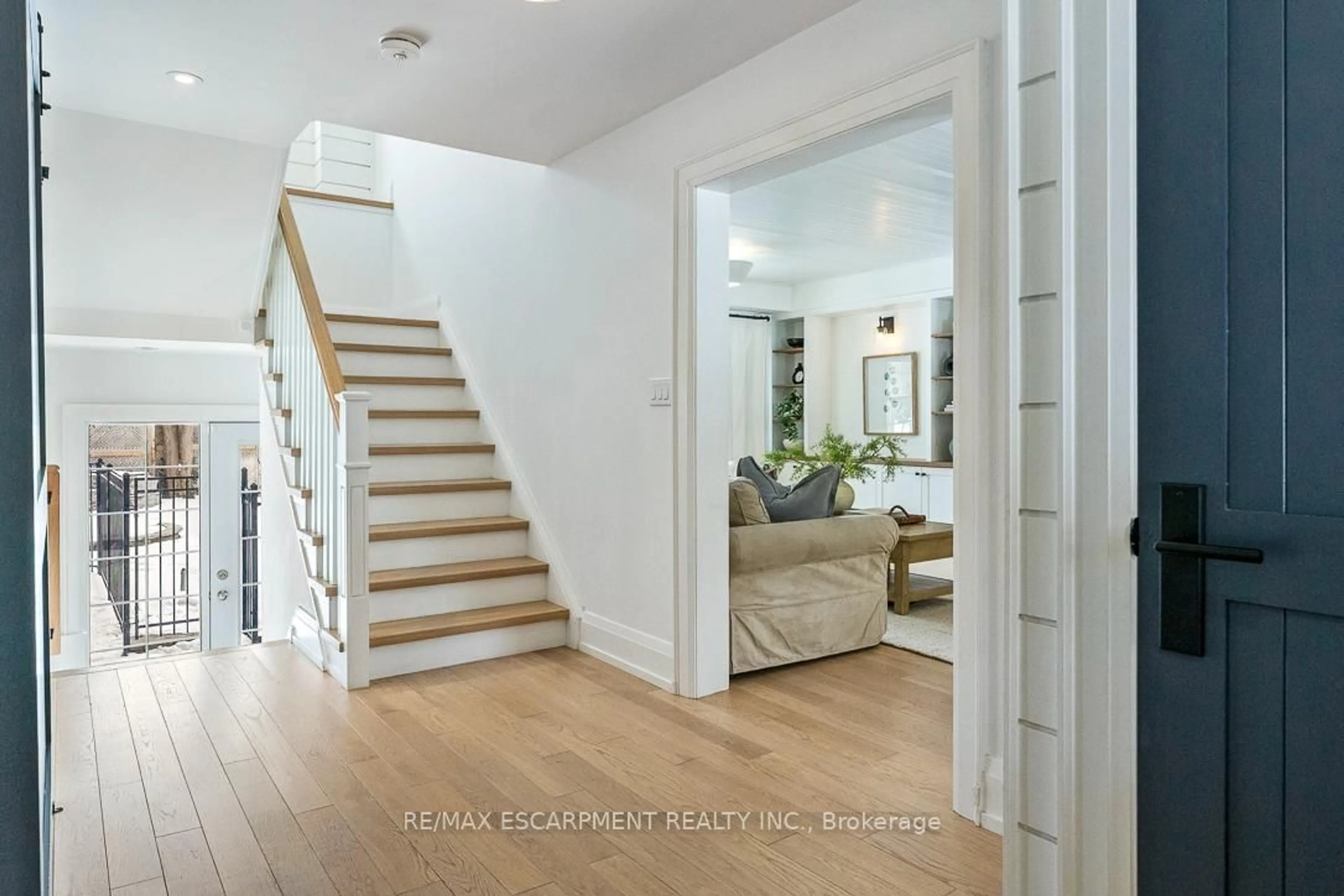 Indoor entryway for 976 Cresthampton Lane, Mississauga Ontario L5H 2X1