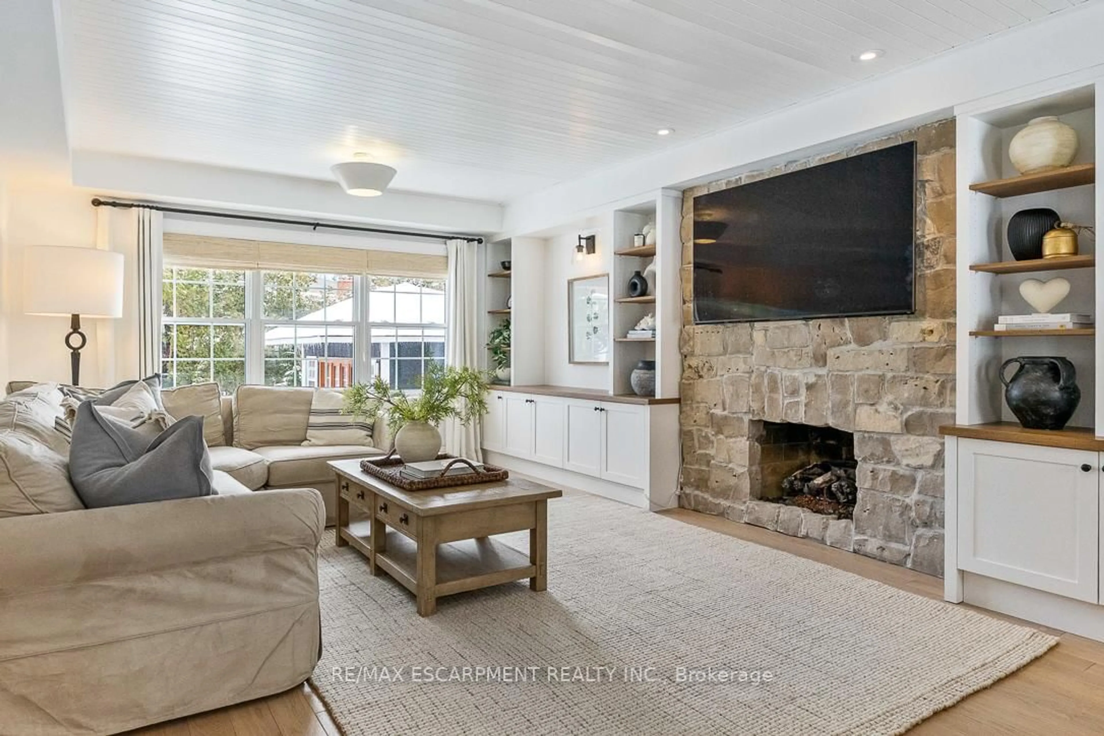 Living room with furniture, ceramic/tile floor for 976 Cresthampton Lane, Mississauga Ontario L5H 2X1