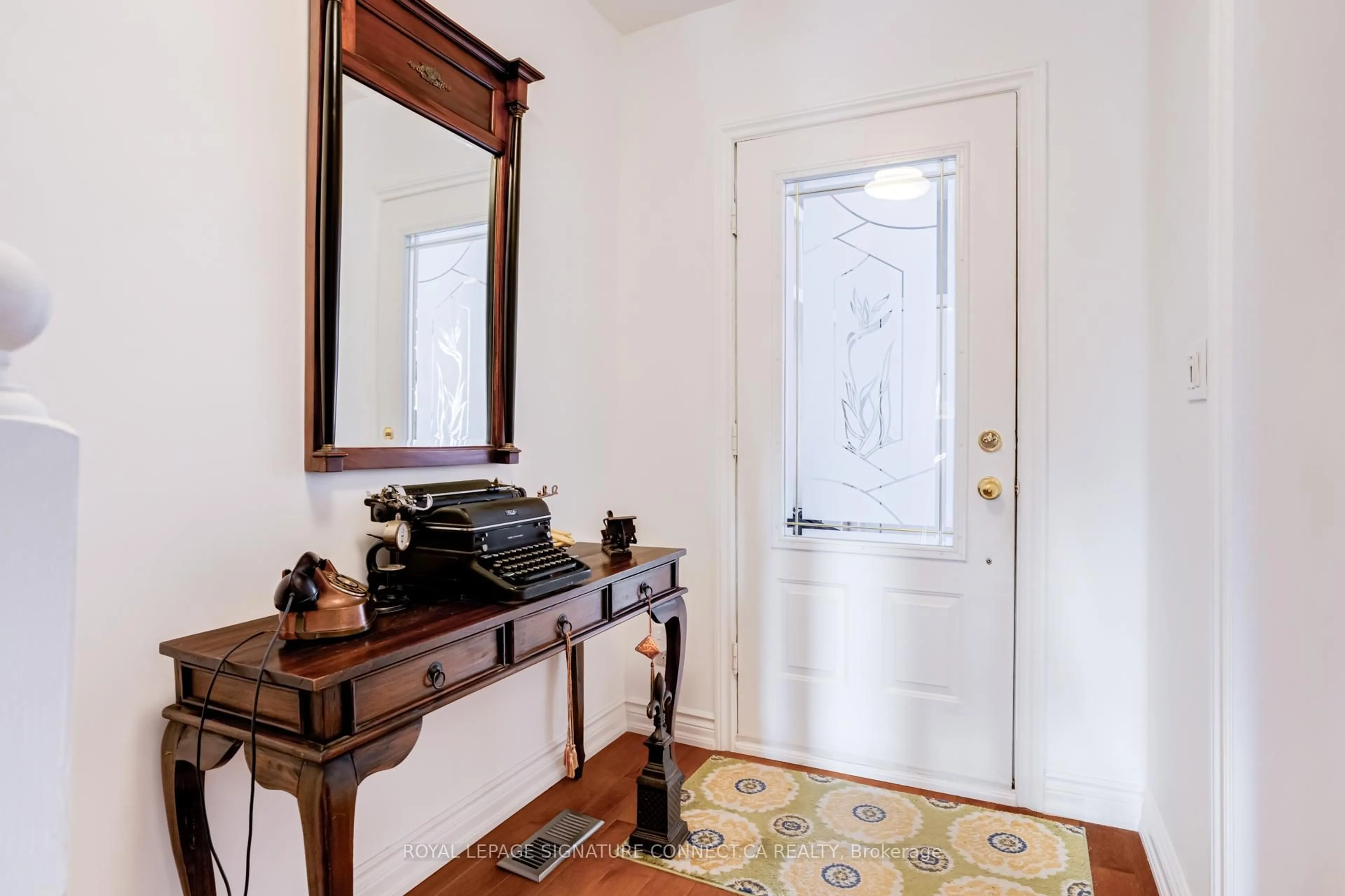 Indoor entryway for 158 McRoberts Ave, Toronto Ontario M6E 4P5