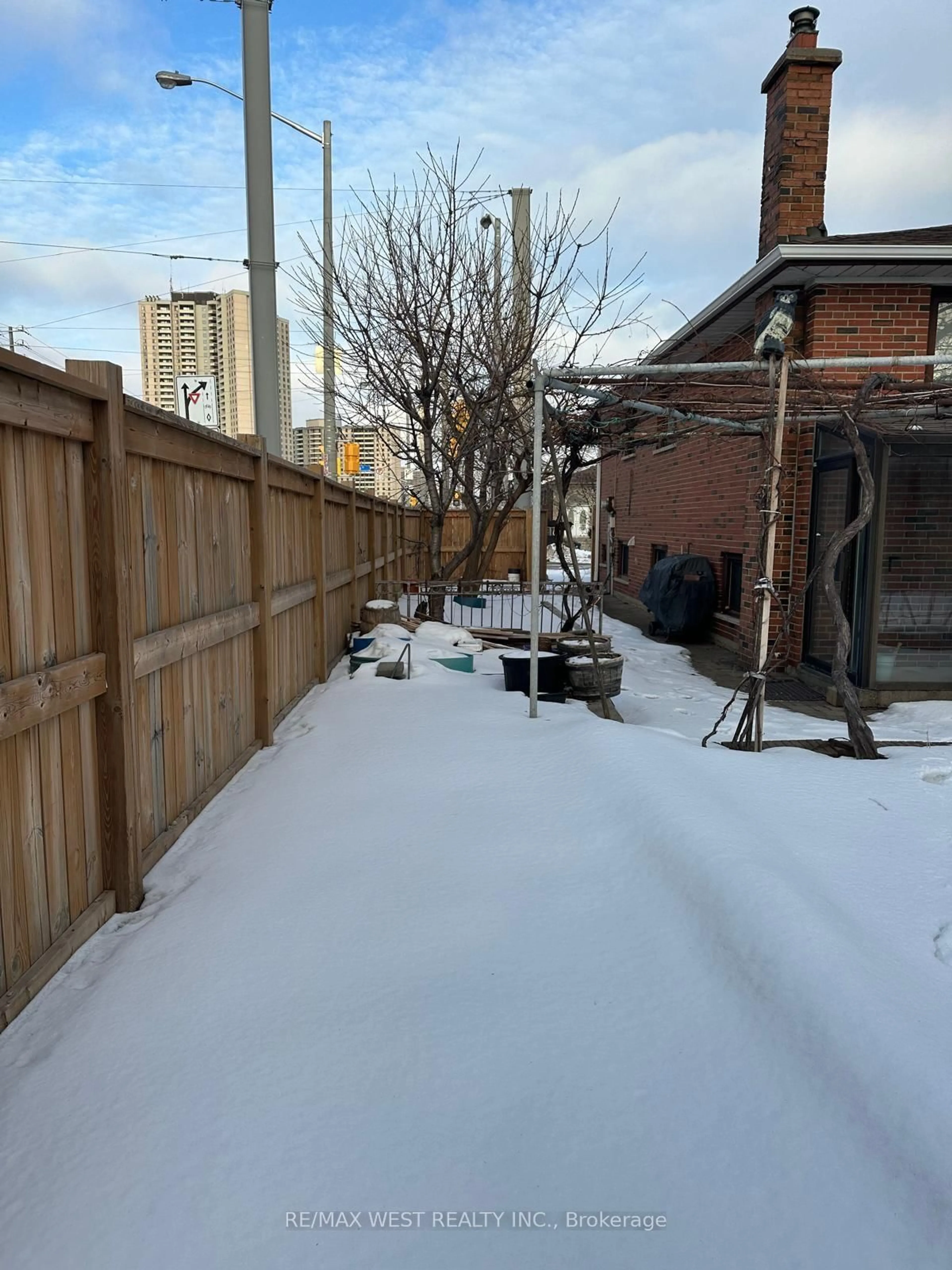 Patio, street for 74 Elana Dr, Toronto Ontario M3N 2C2