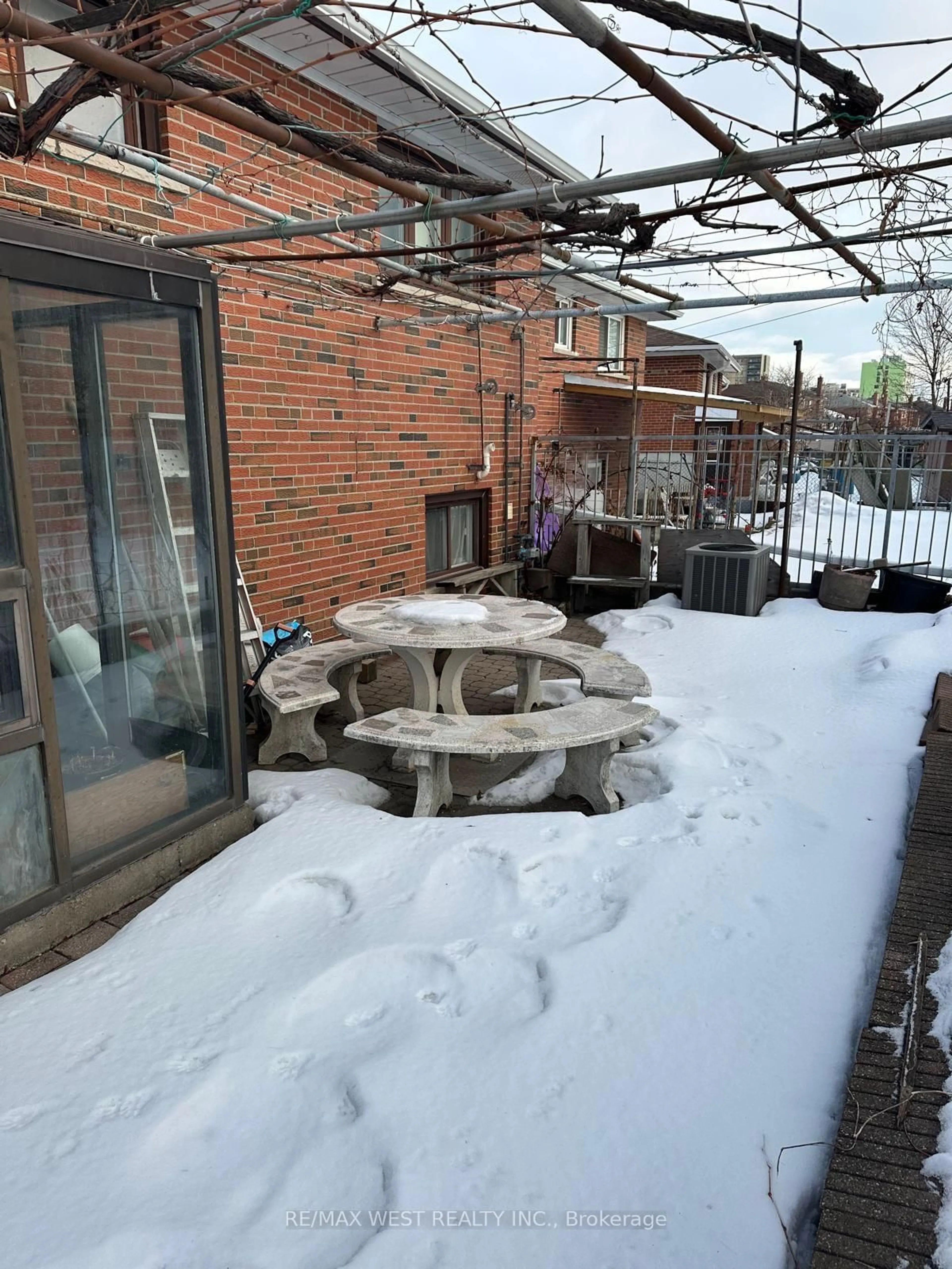 Patio, street for 74 Elana Dr, Toronto Ontario M3N 2C2