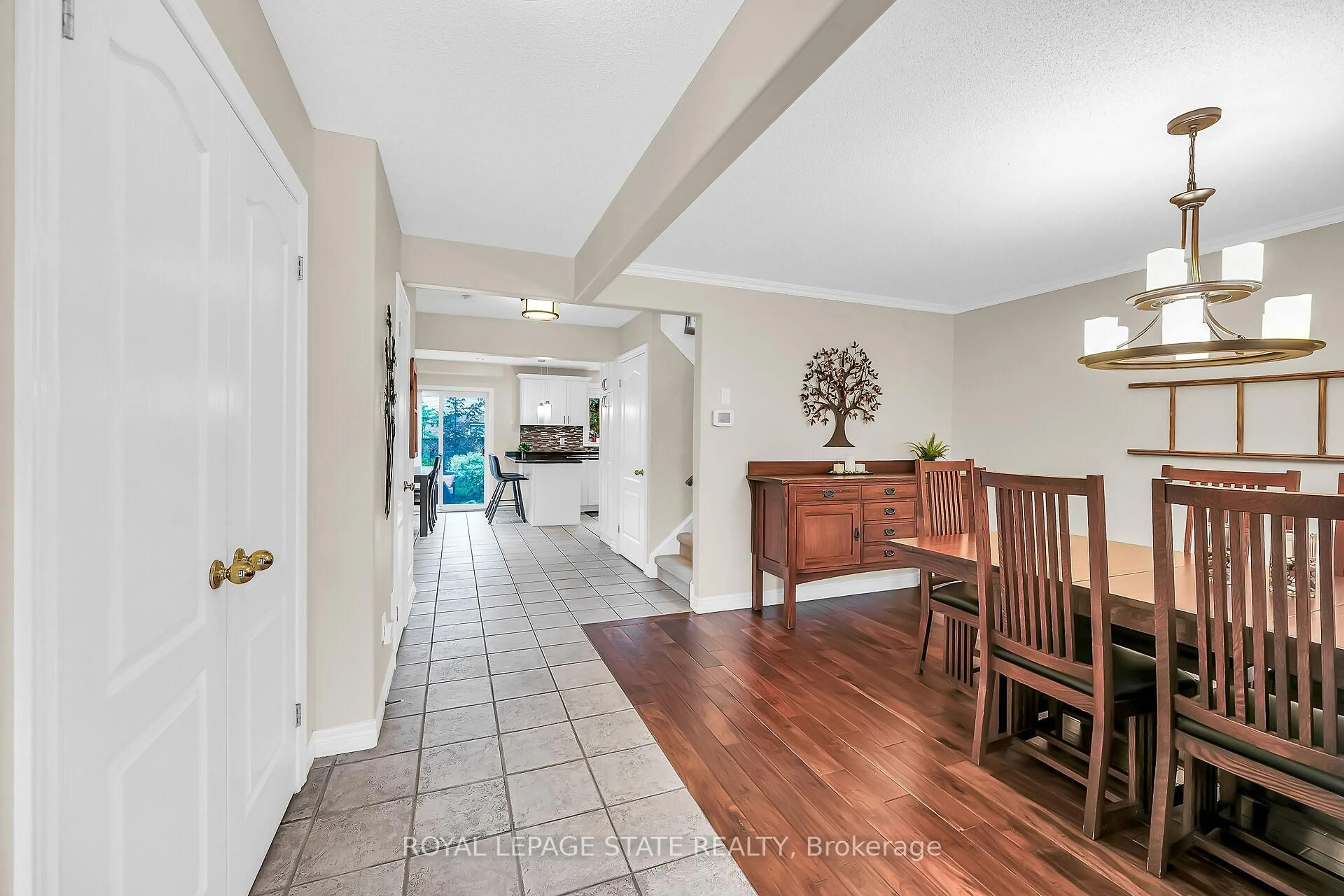 Indoor entryway for 2371 Pathfinder Dr, Burlington Ontario L7L 6N8