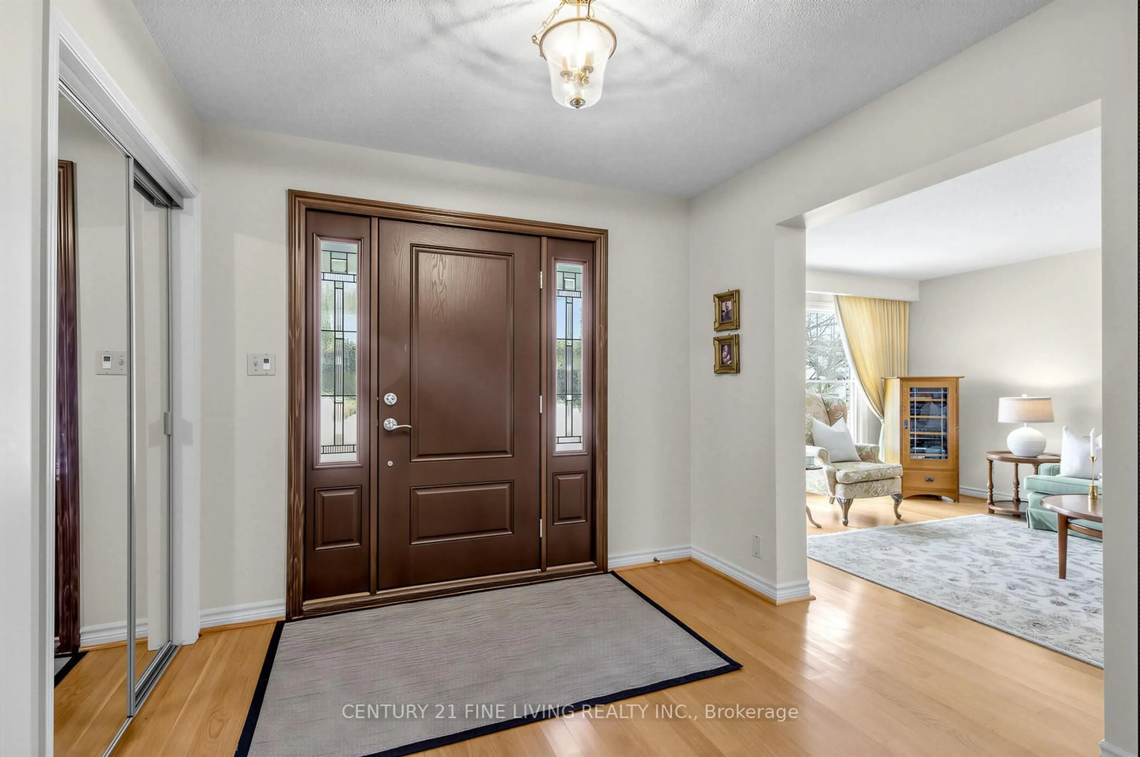 Indoor entryway for 1062 Saginaw Cres, Mississauga Ontario L5H 3W5