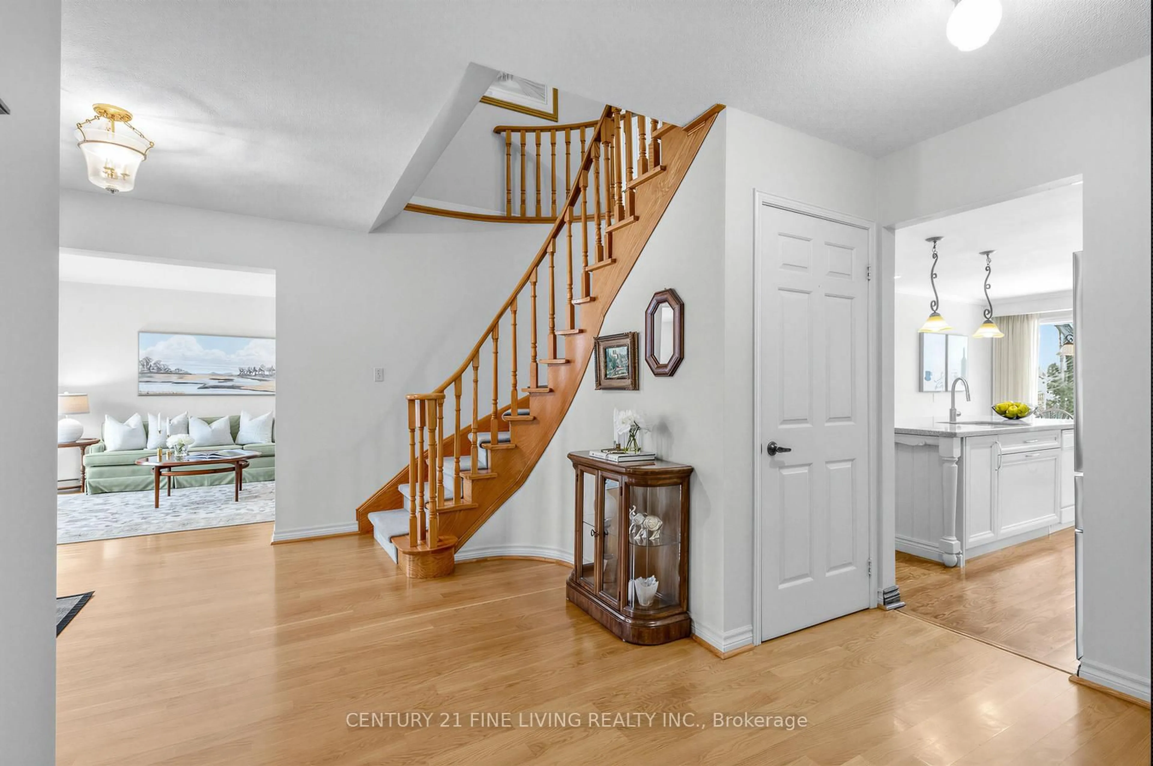 Indoor entryway for 1062 Saginaw Cres, Mississauga Ontario L5H 3W5