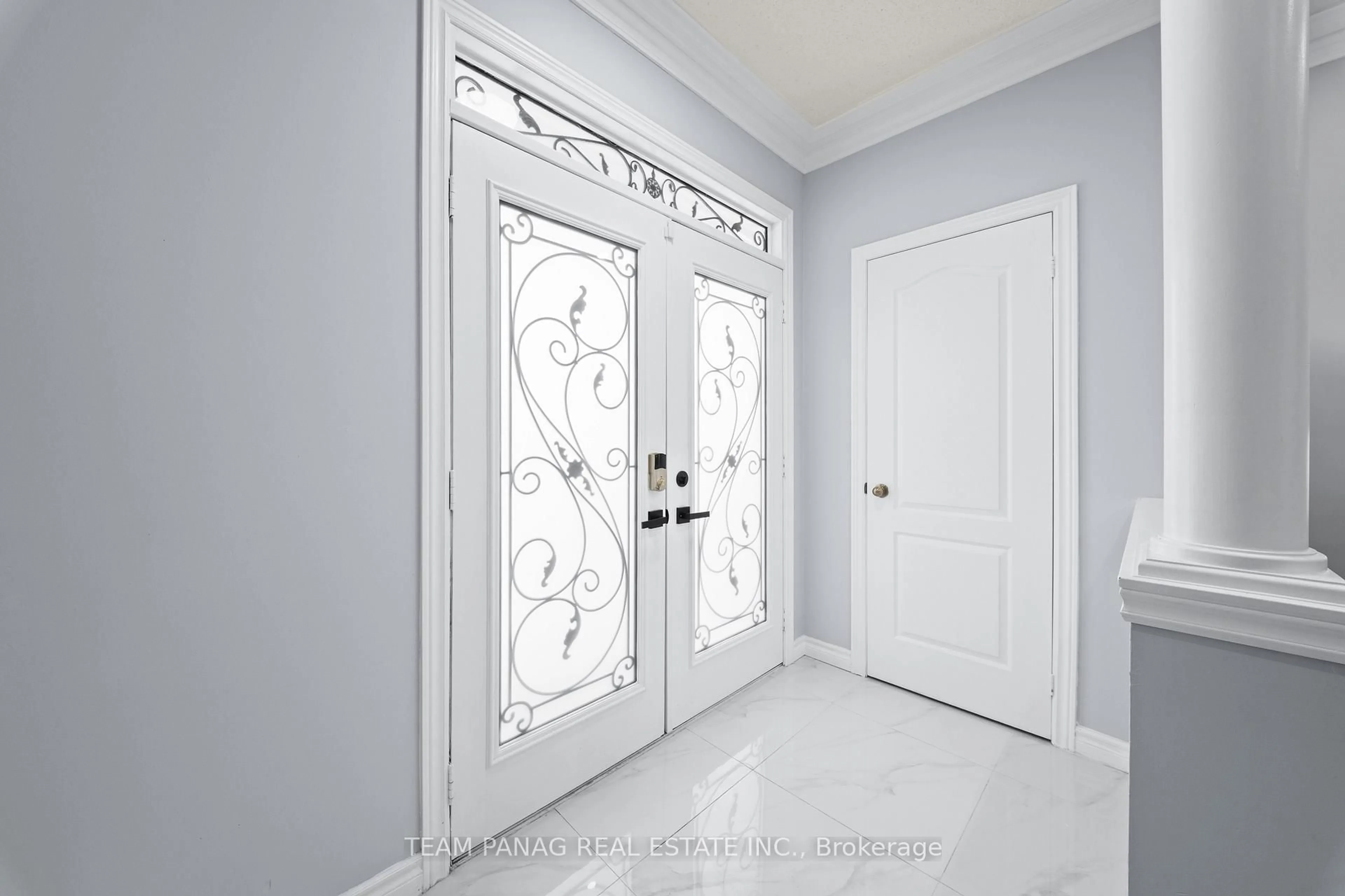 Indoor entryway for 470 Father Tobin Rd, Brampton Ontario L6R 0S6