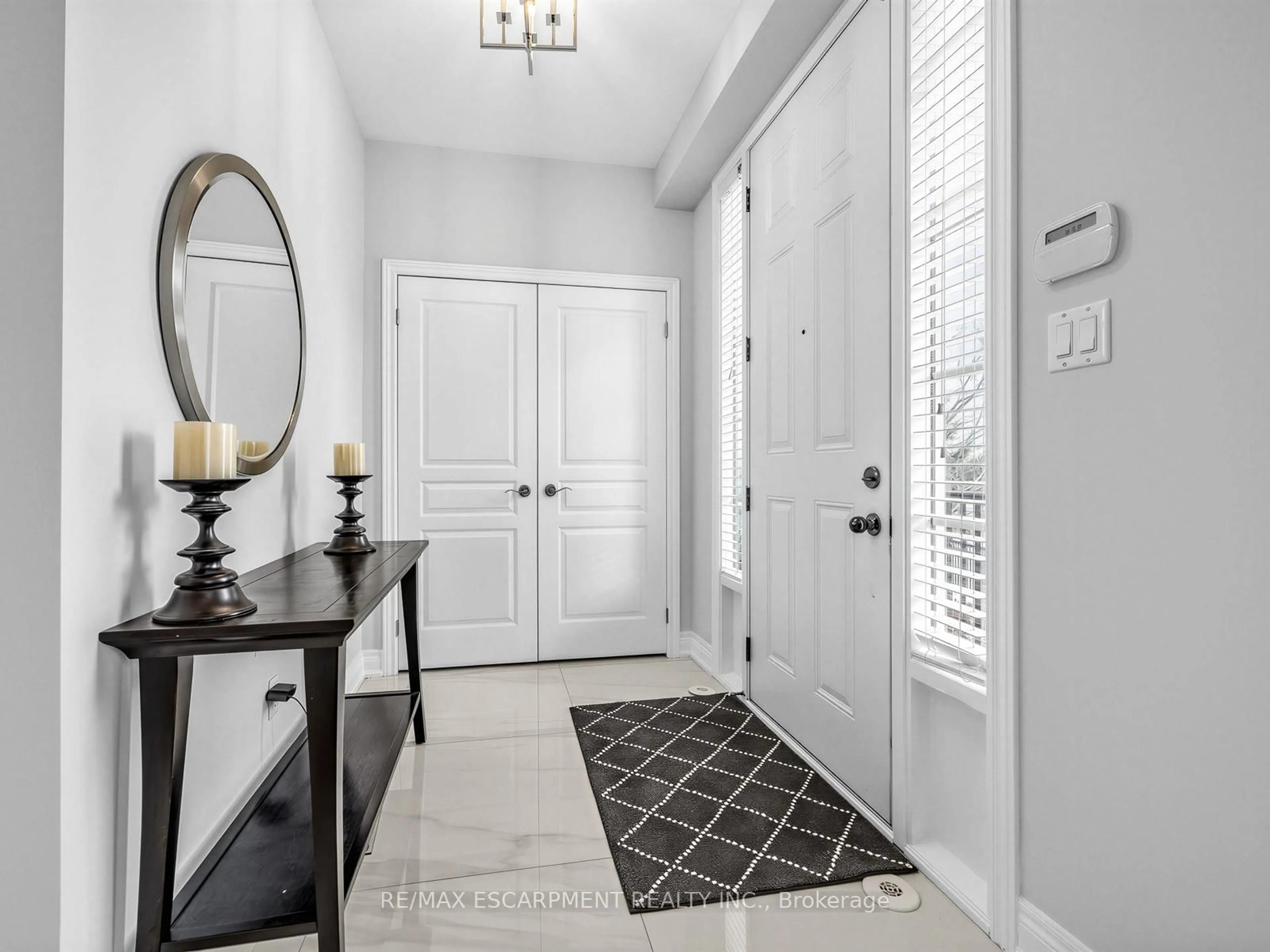 Indoor entryway for 131 Robert Speck Pkwy, Mississauga Ontario L4Z 0A6