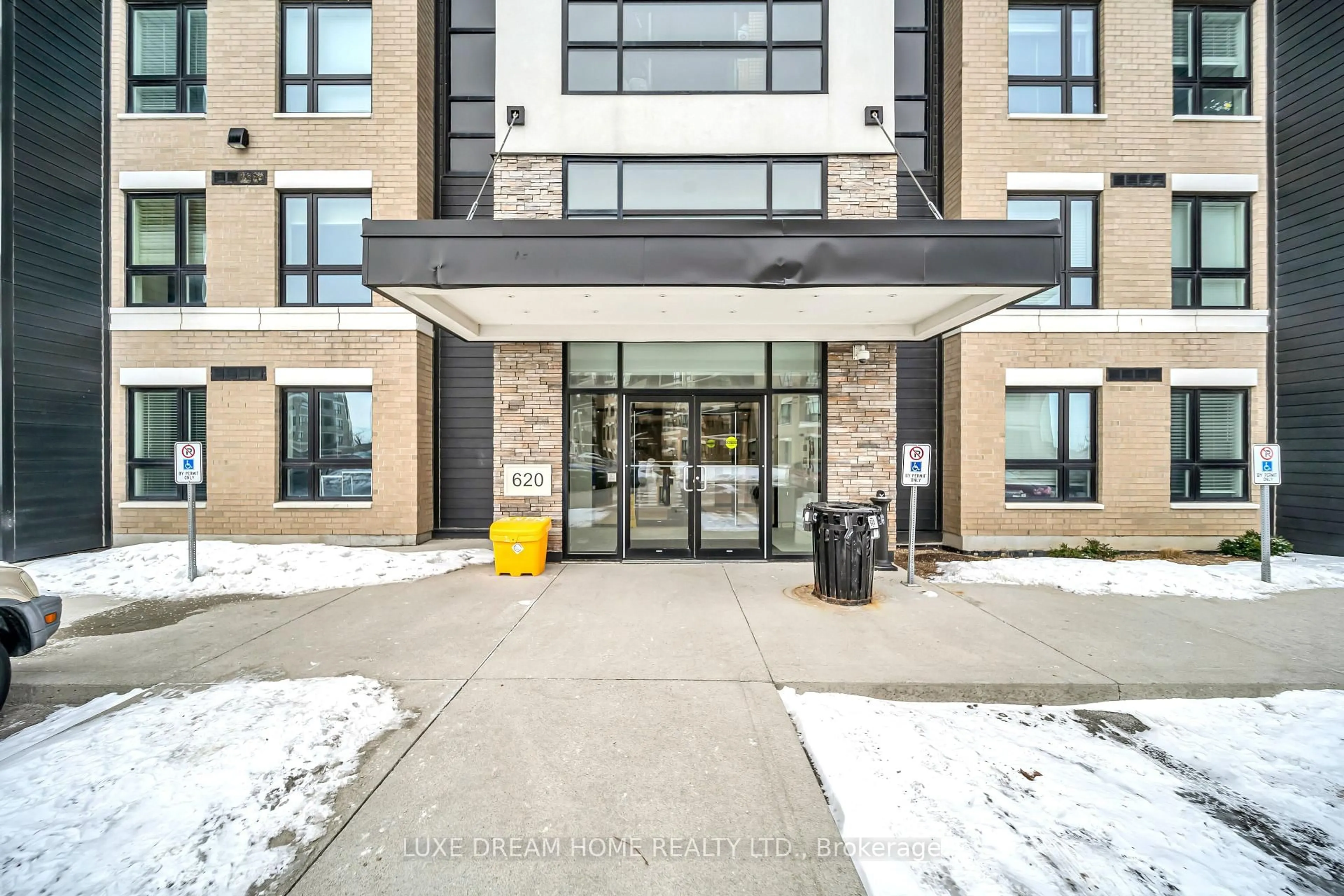 Indoor foyer for 620 Sauve St #206, Milton Ontario L9T 9A5