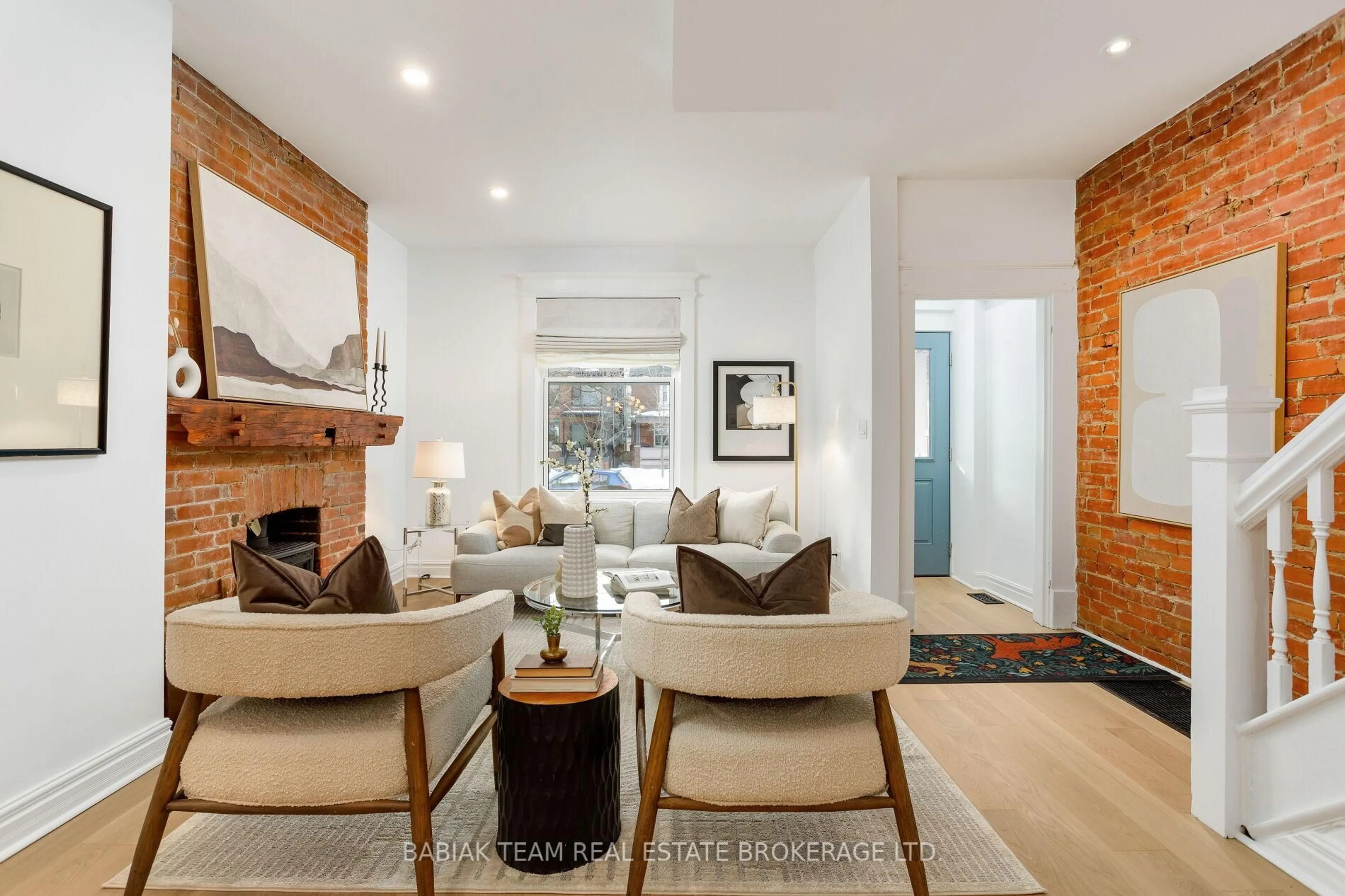 Living room with furniture, unknown for 59 Parkway Ave, Toronto Ontario M6R 1T6