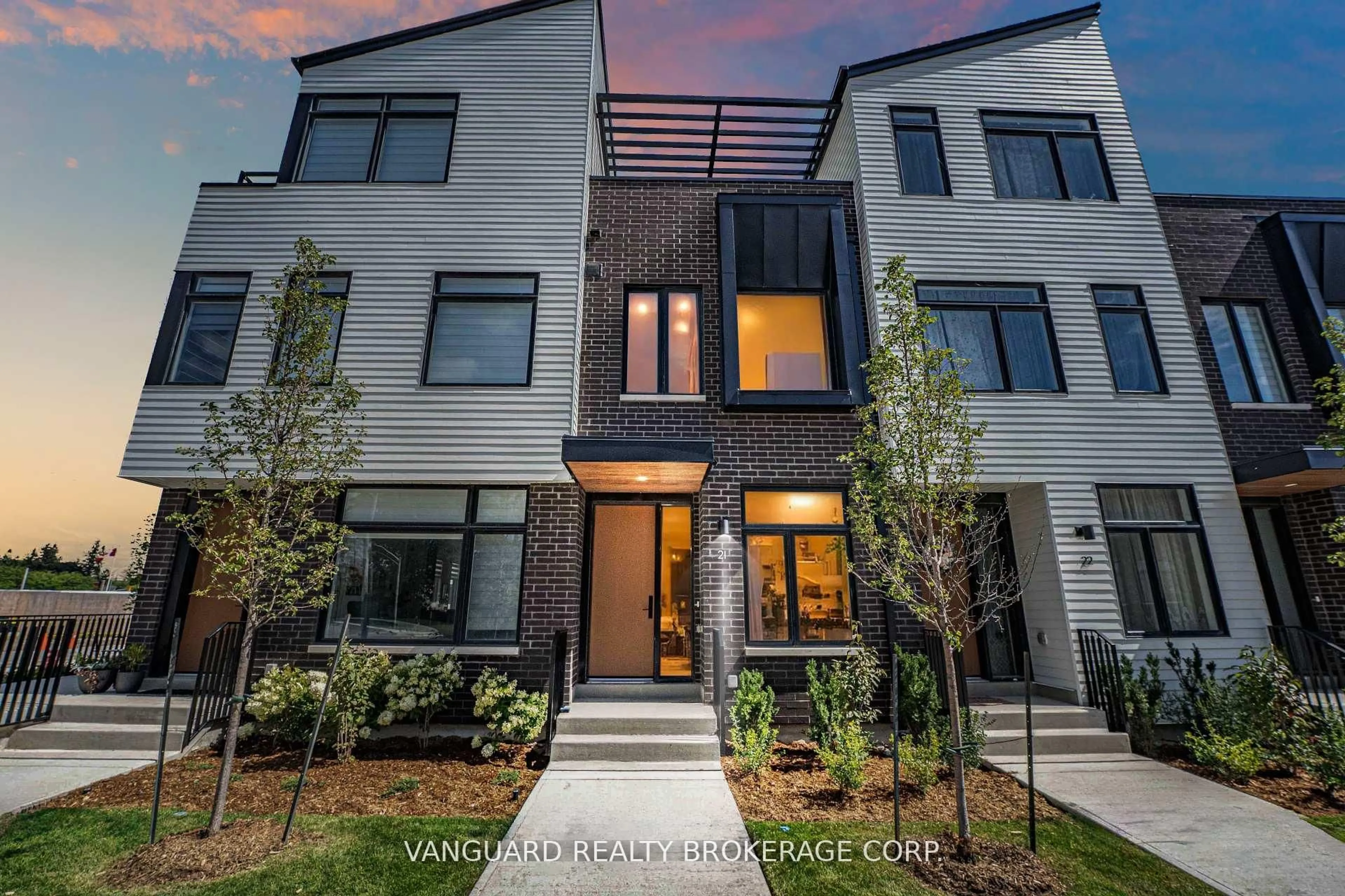 Home with brick exterior material, street for 15 Lou Parsons Way #21, Mississauga Ontario L5H 0B2