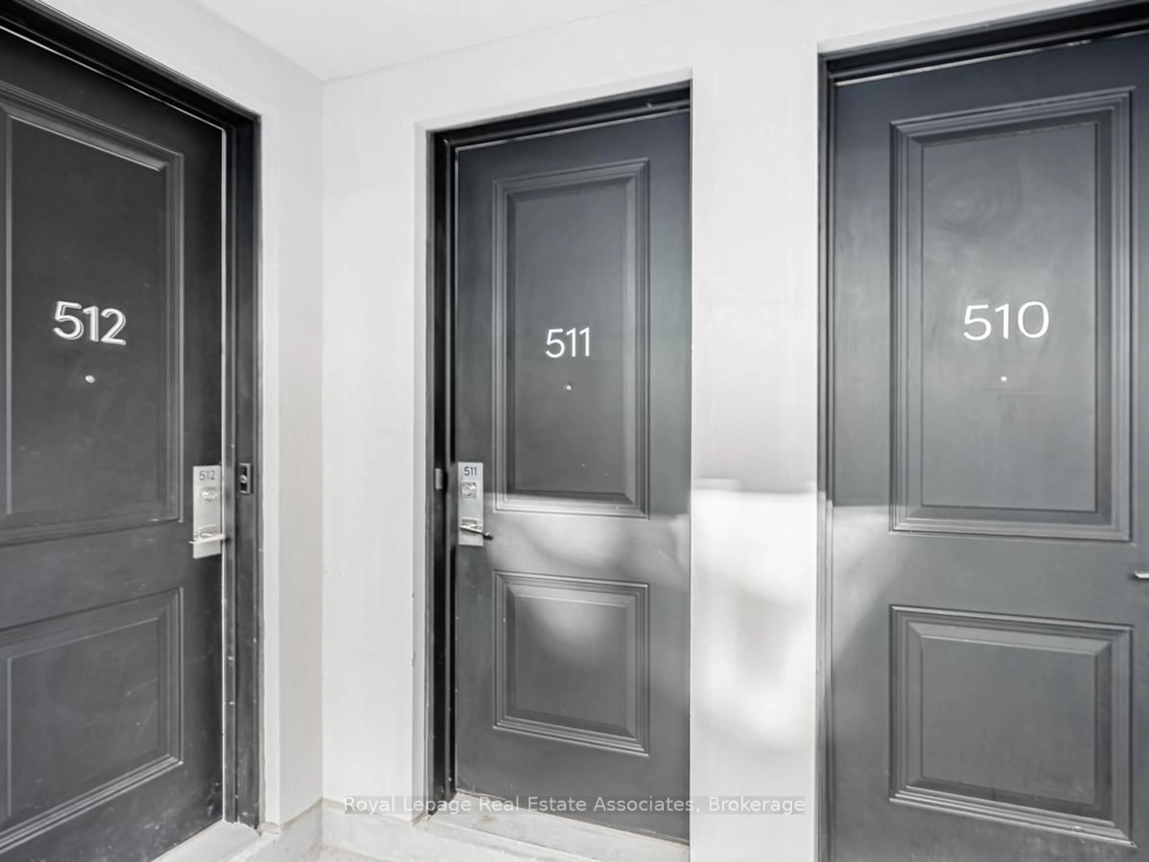 Indoor foyer for 657 Cricklewood Dr #511, Mississauga Ontario L5G 0B8