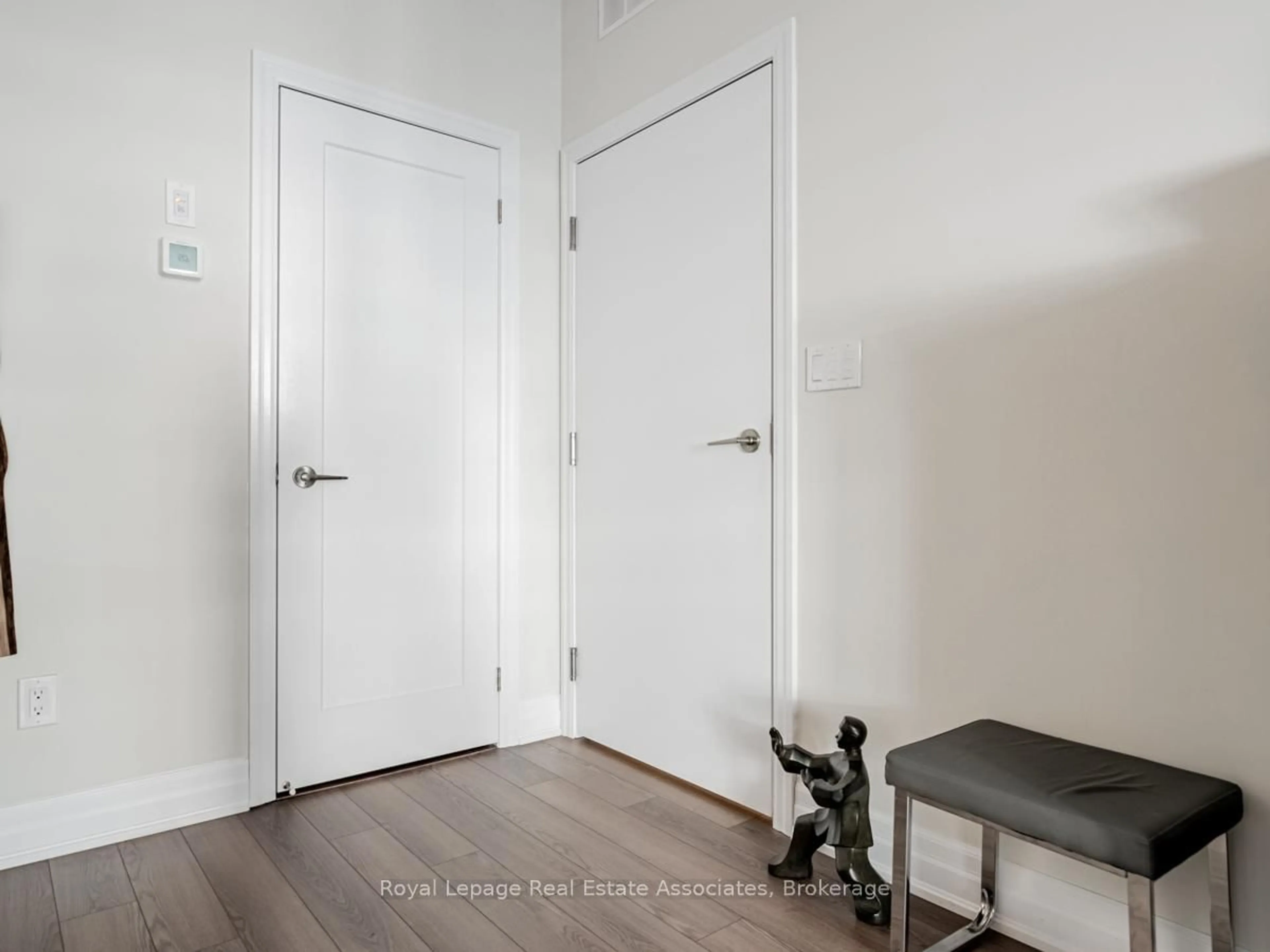 Indoor entryway for 657 Cricklewood Dr #511, Mississauga Ontario L5G 0B8