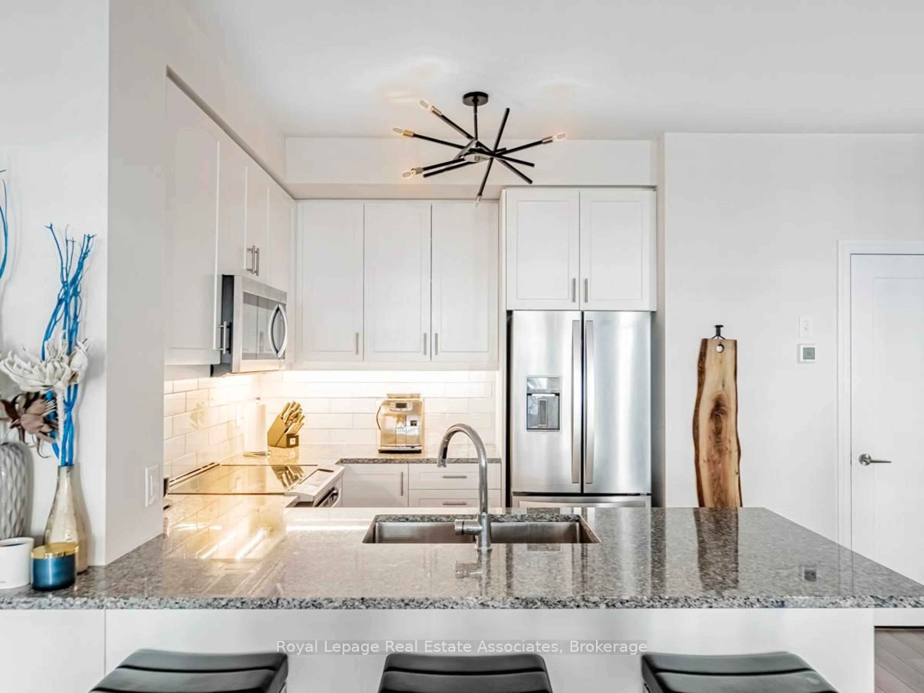 Contemporary kitchen, ceramic/tile floor for 657 Cricklewood Dr #511, Mississauga Ontario L5G 0B8