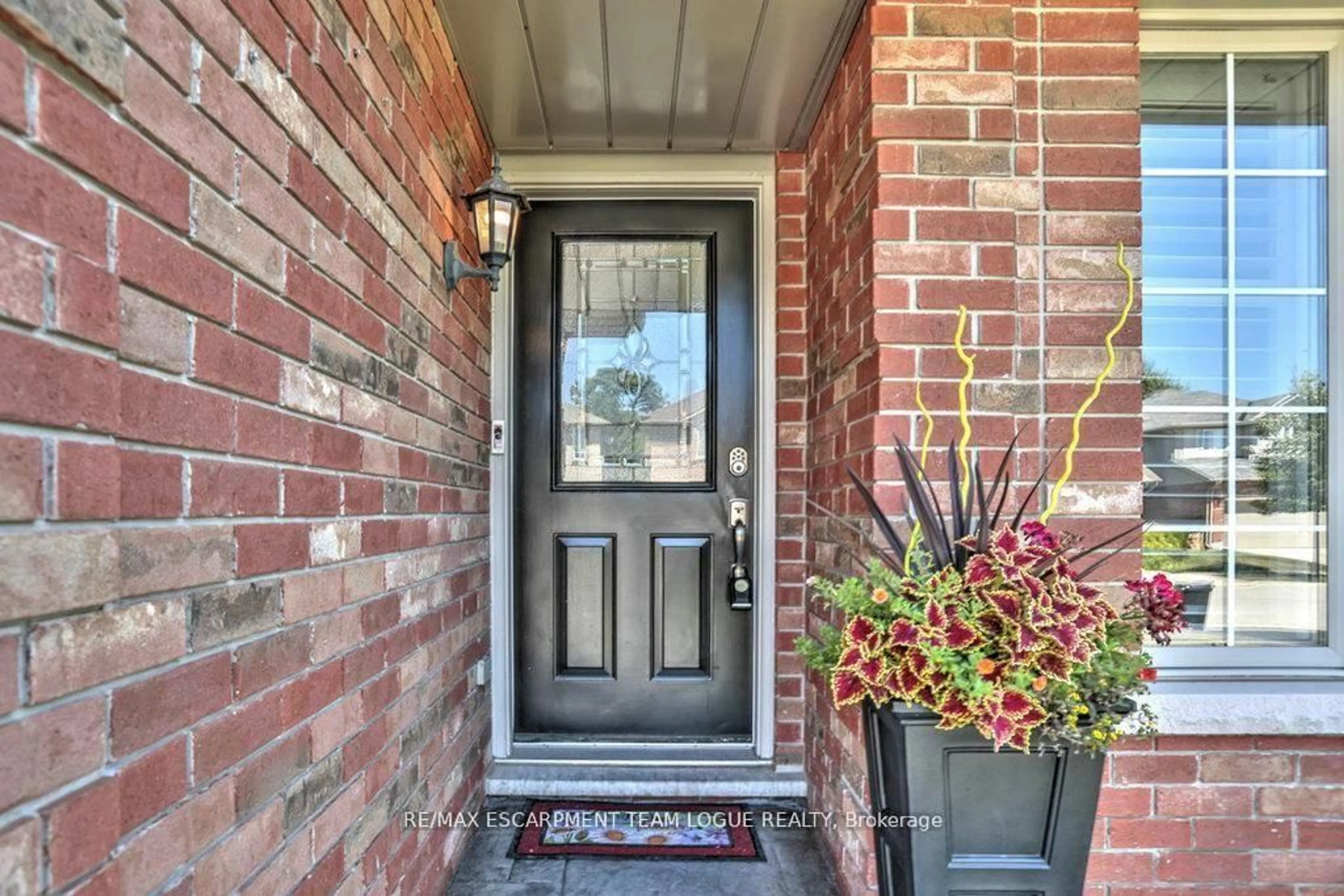Indoor entryway for 4191 BIANCA FOREST Dr, Burlington Ontario L7M 4L4