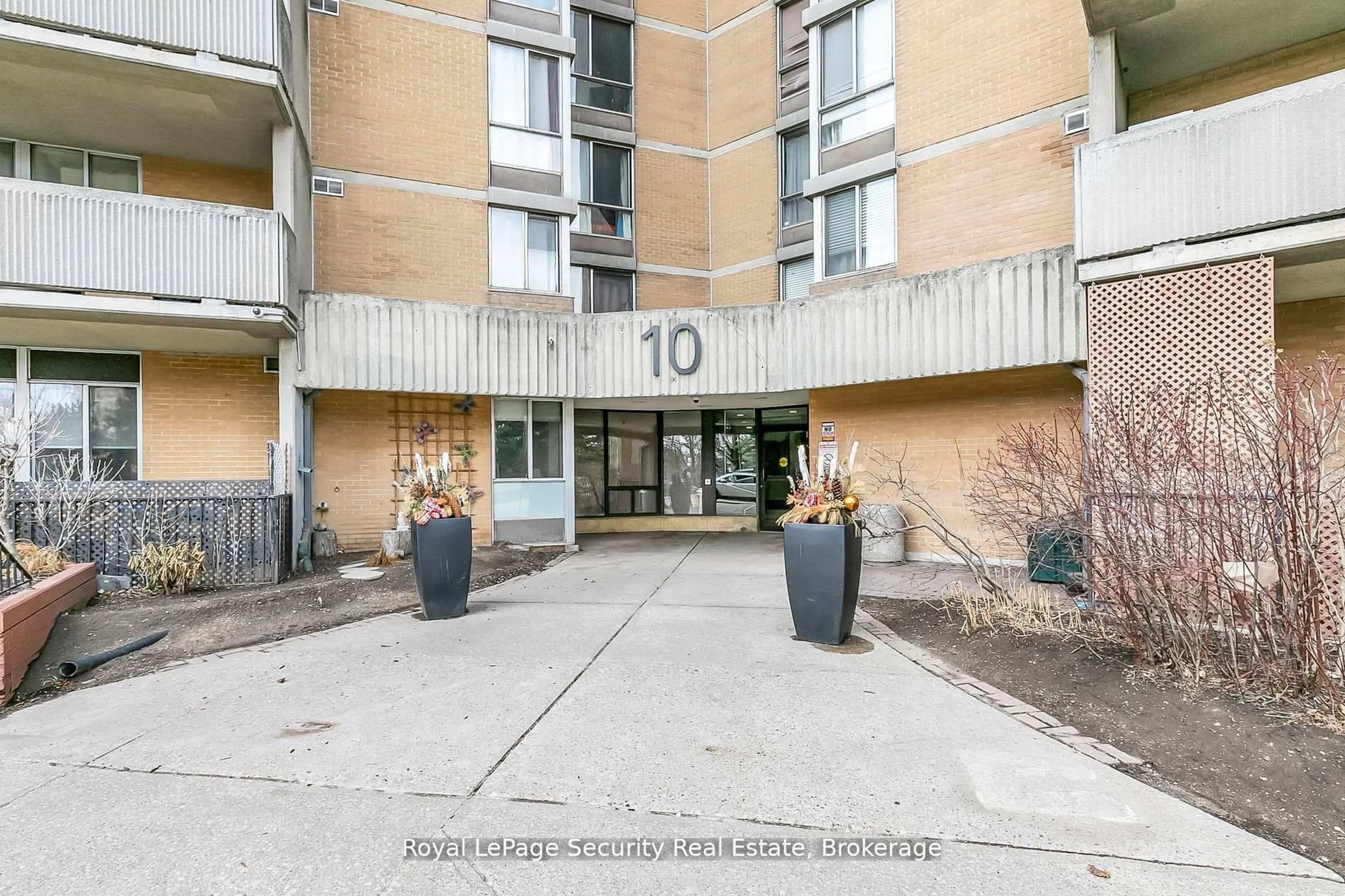 Indoor foyer for 10 Martha Eaton Way #2413, Toronto Ontario M6M 5B3