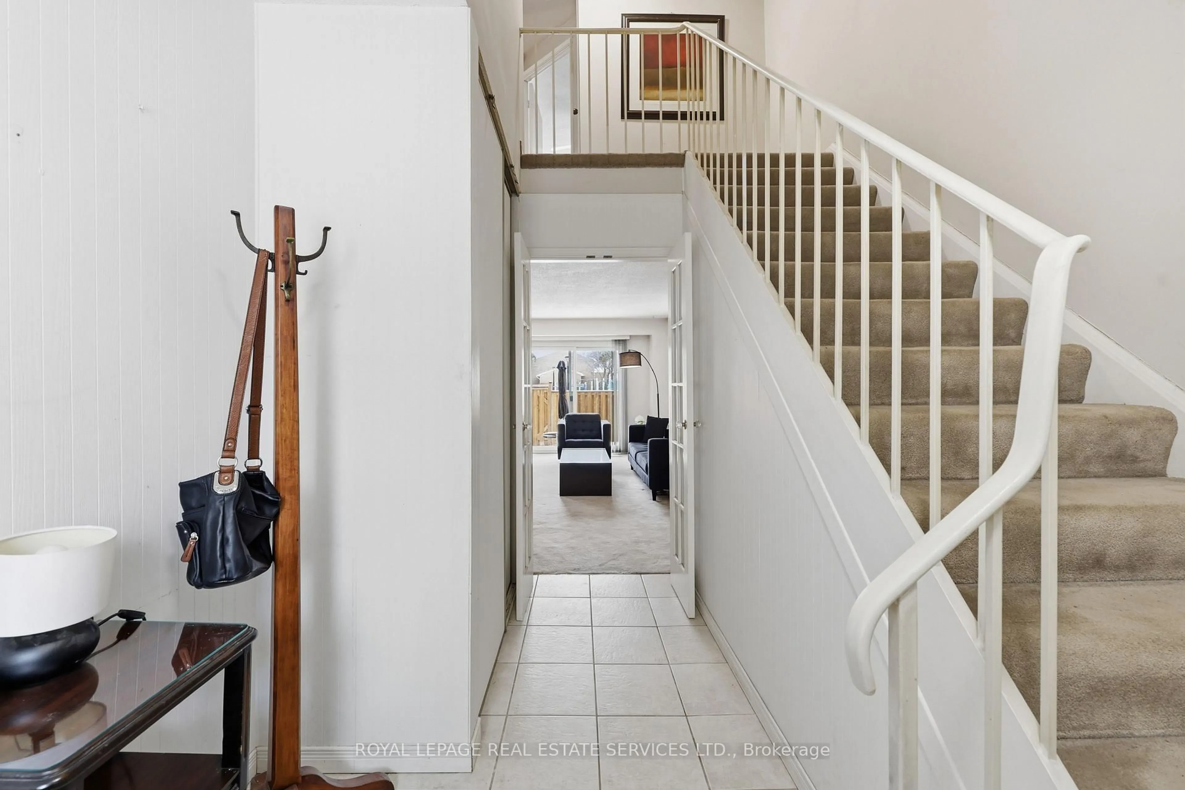 Indoor foyer for 1526 Lancaster Dr #128, Oakville Ontario L6H 2Z2