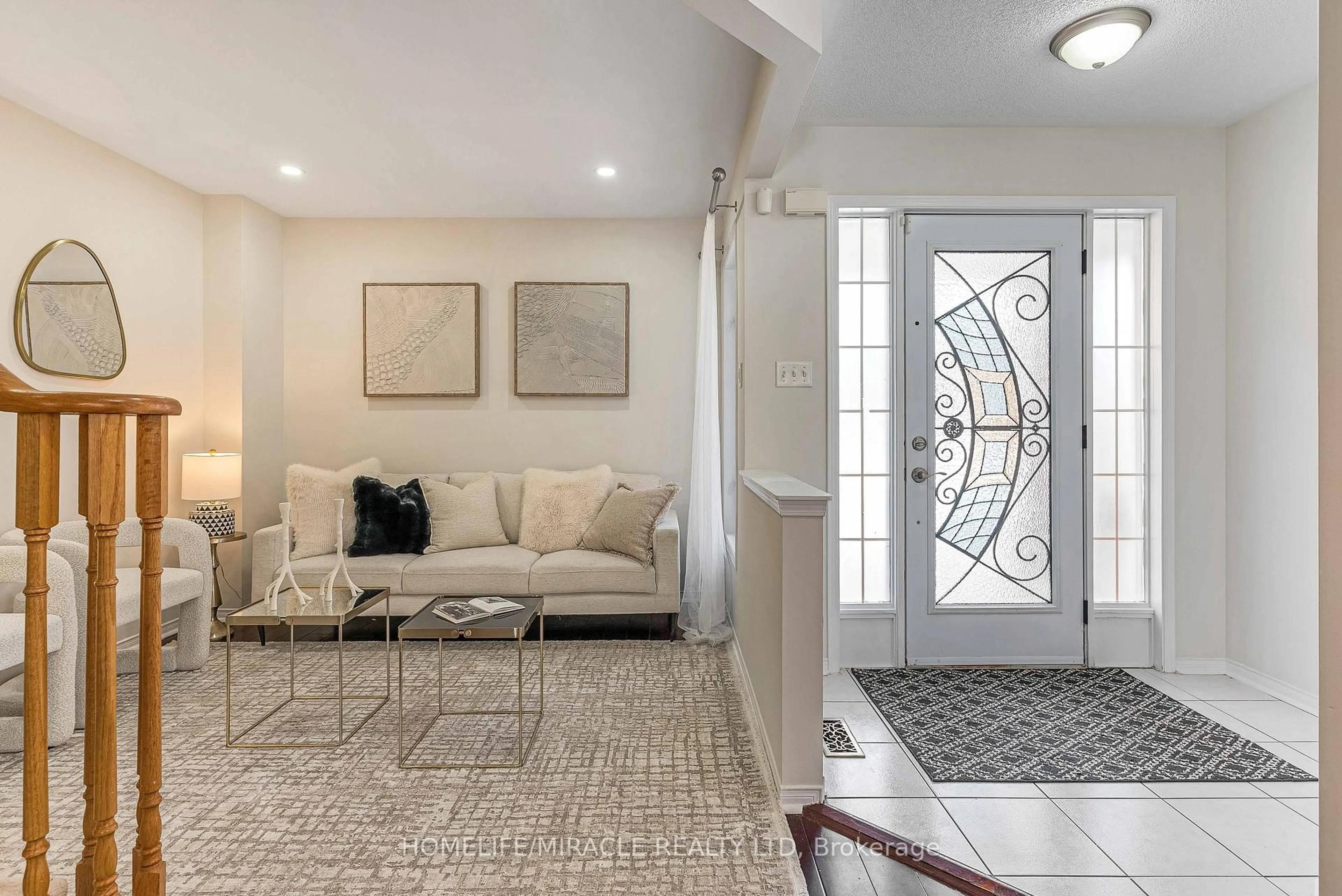 Indoor entryway for 2831 Westbury Crt, Mississauga Ontario L5M 6B4