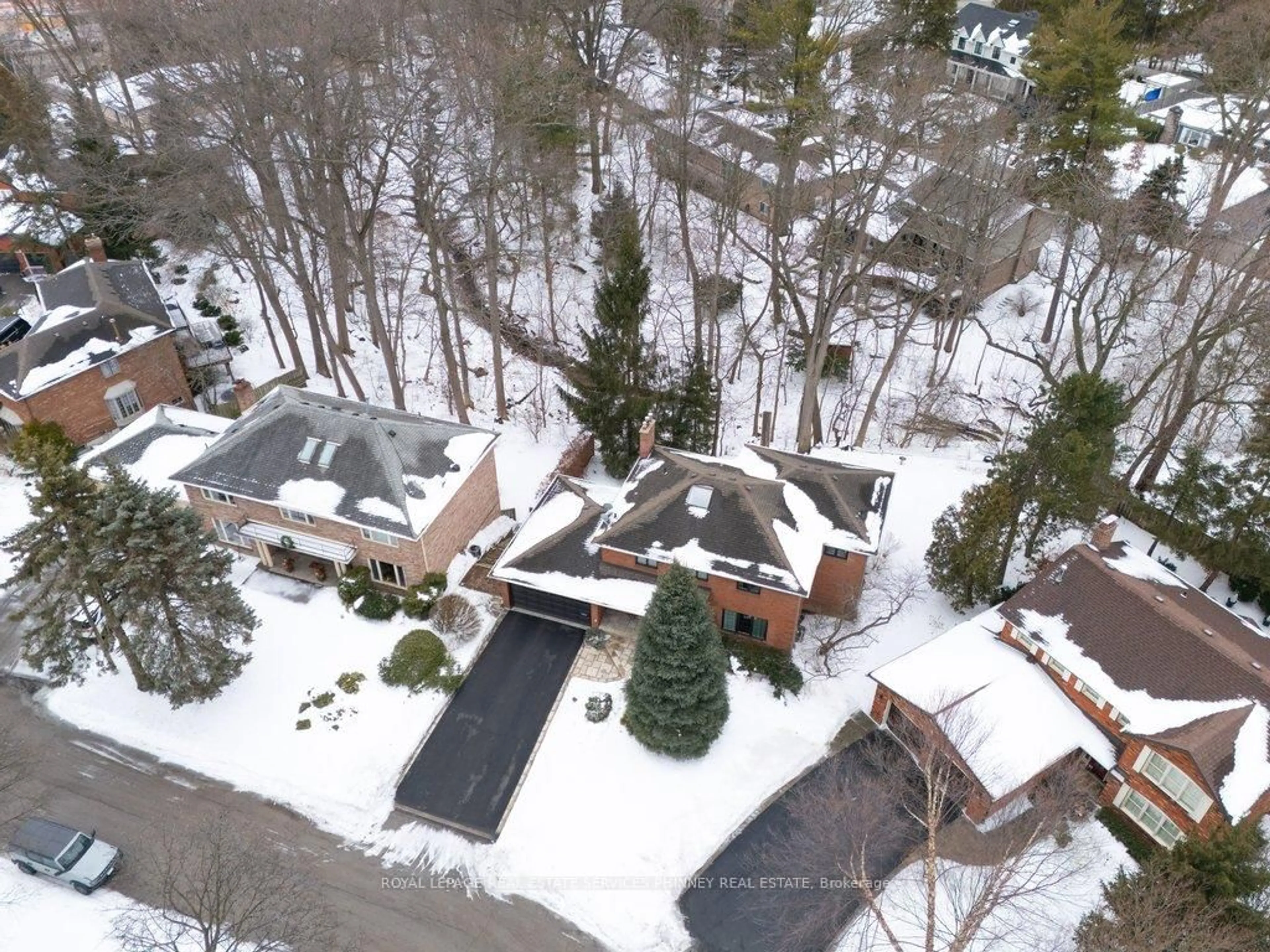 A pic from outside/outdoor area/front of a property/back of a property/a pic from drone, street for 1048 Veroli Crt, Mississauga Ontario L5H 4B9