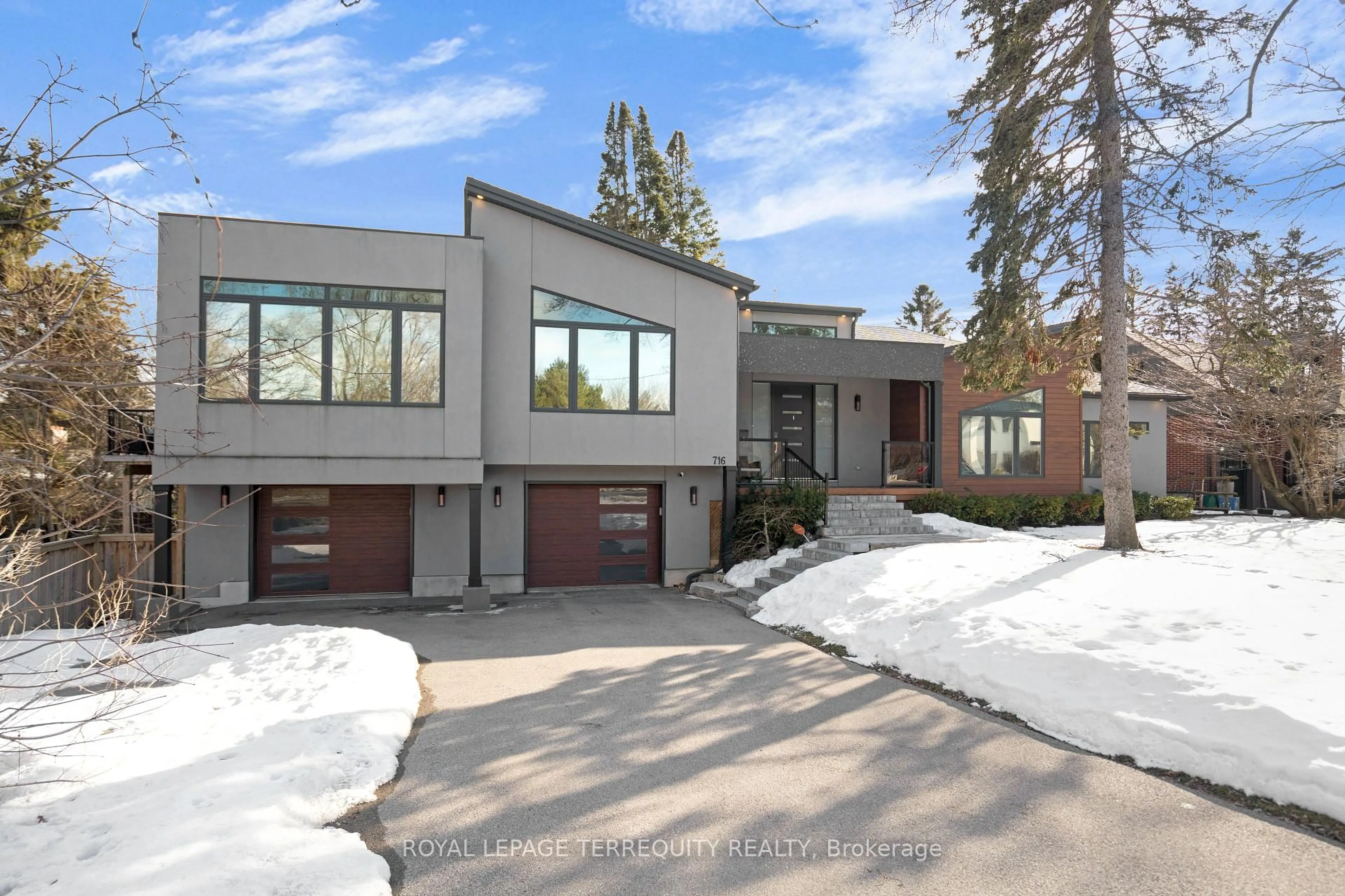 Home with brick exterior material, street for 716 North Shore Blvd, Burlington Ontario L7T 1X6